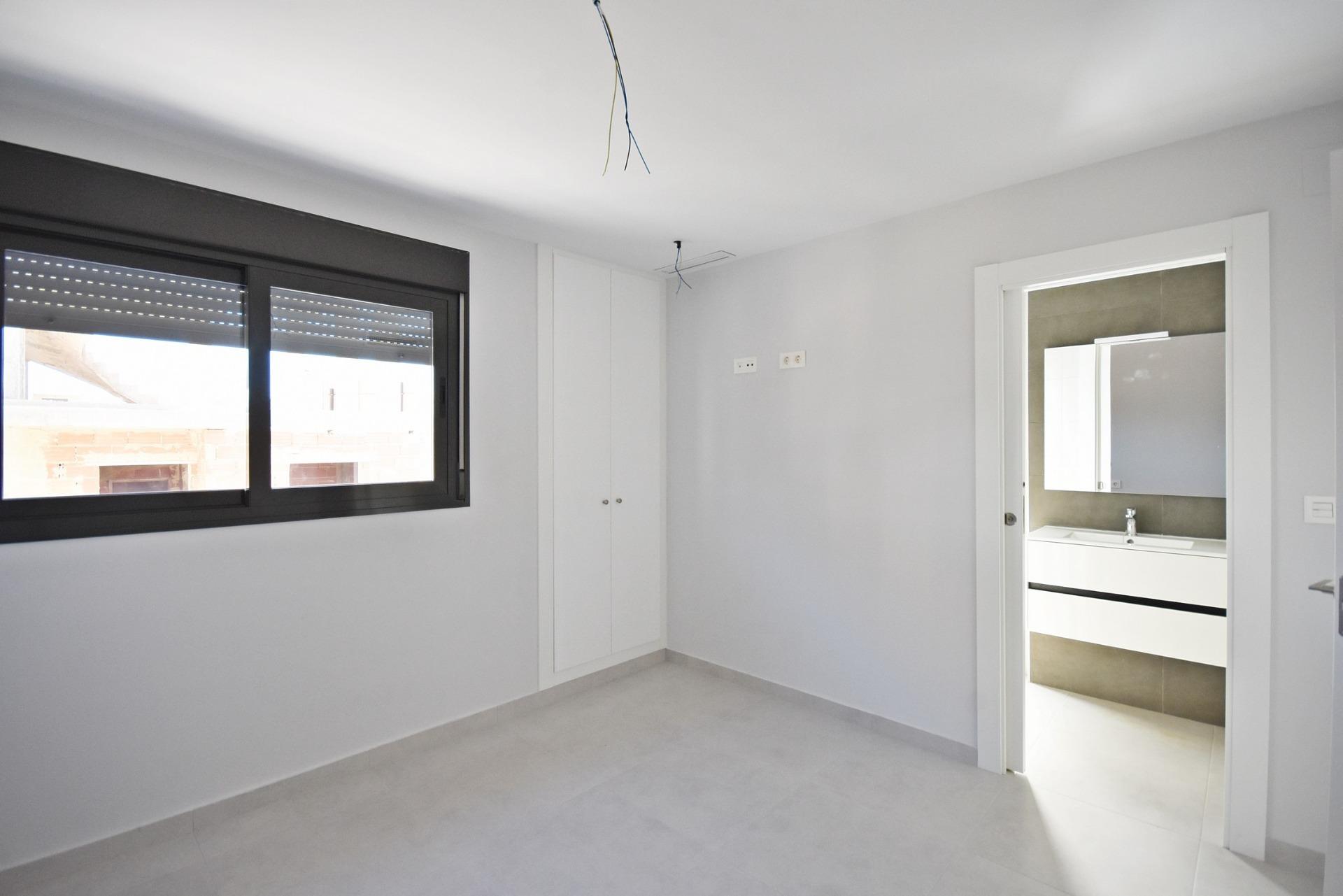 Moderno Adosado con Vistas al Mar en Puerto de Mazarrón, Adosado moderno de nueva construcción en Puerto de Mazarrón. 3 dorm, 3 baños, solárium con vistas al mar, piscina comunitaria. A 350m de la playa. ¡Vive o invie