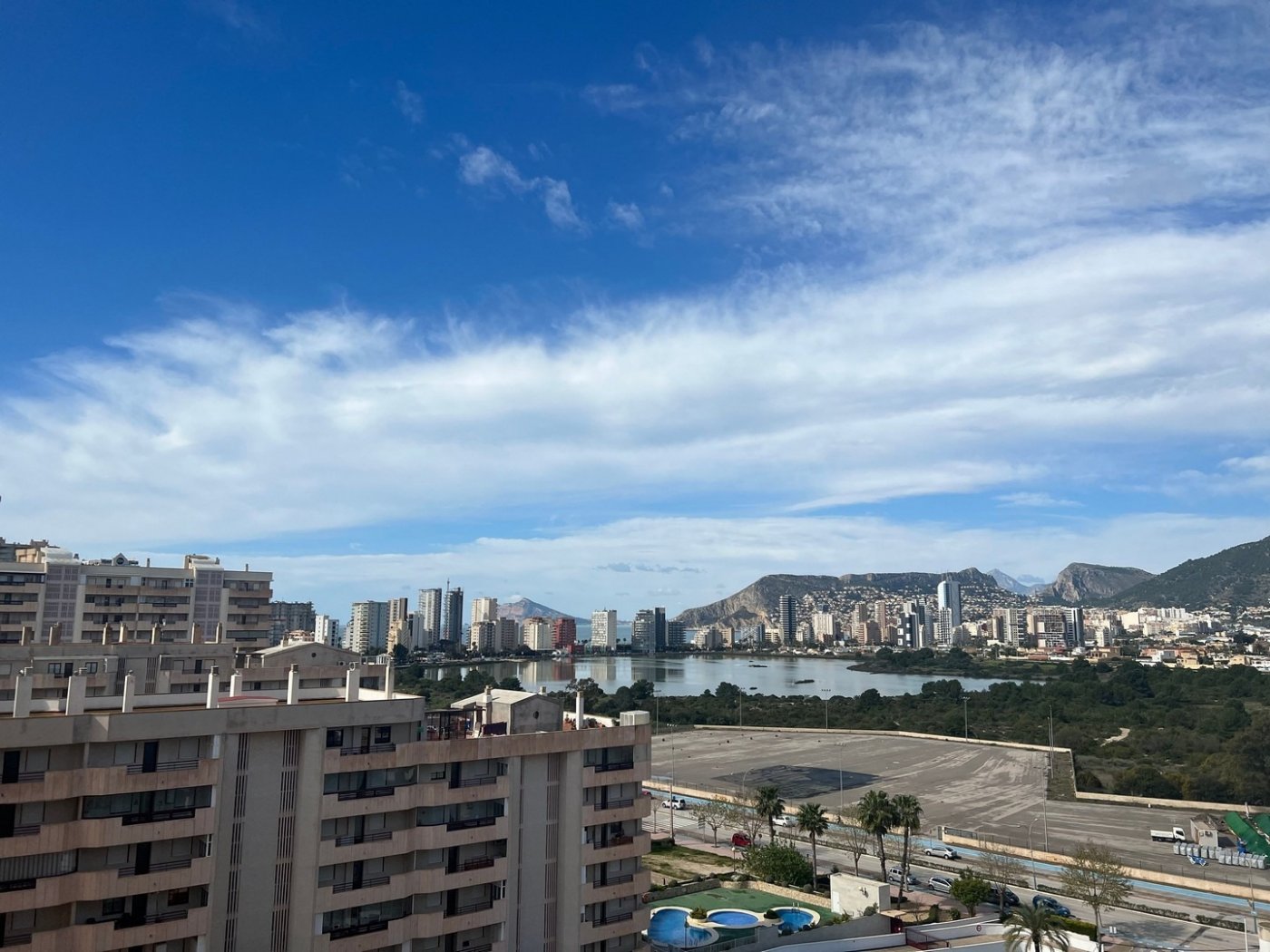 Ático de Lujo en Calpe: Vistas al Mar y Costa Blanca, Ático de lujo en venta en Calpe, Costa Blanca. Disfrute de vistas panorámicas al mar, 3 habitaciones y un estilo de vida exclusivo. ¡Su oportunidad de invertir!