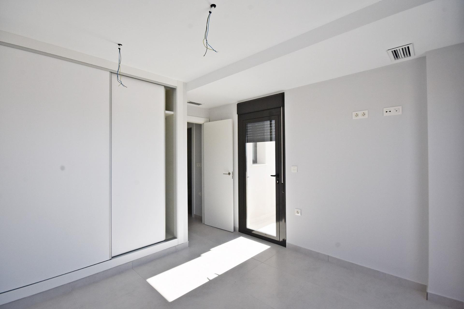 Moderno Adosado con Vistas al Mar en Puerto de Mazarrón, Adosado moderno de nueva construcción en Puerto de Mazarrón. 3 dorm, 3 baños, solárium con vistas al mar, piscina comunitaria. A 350m de la playa. ¡Vive o invie