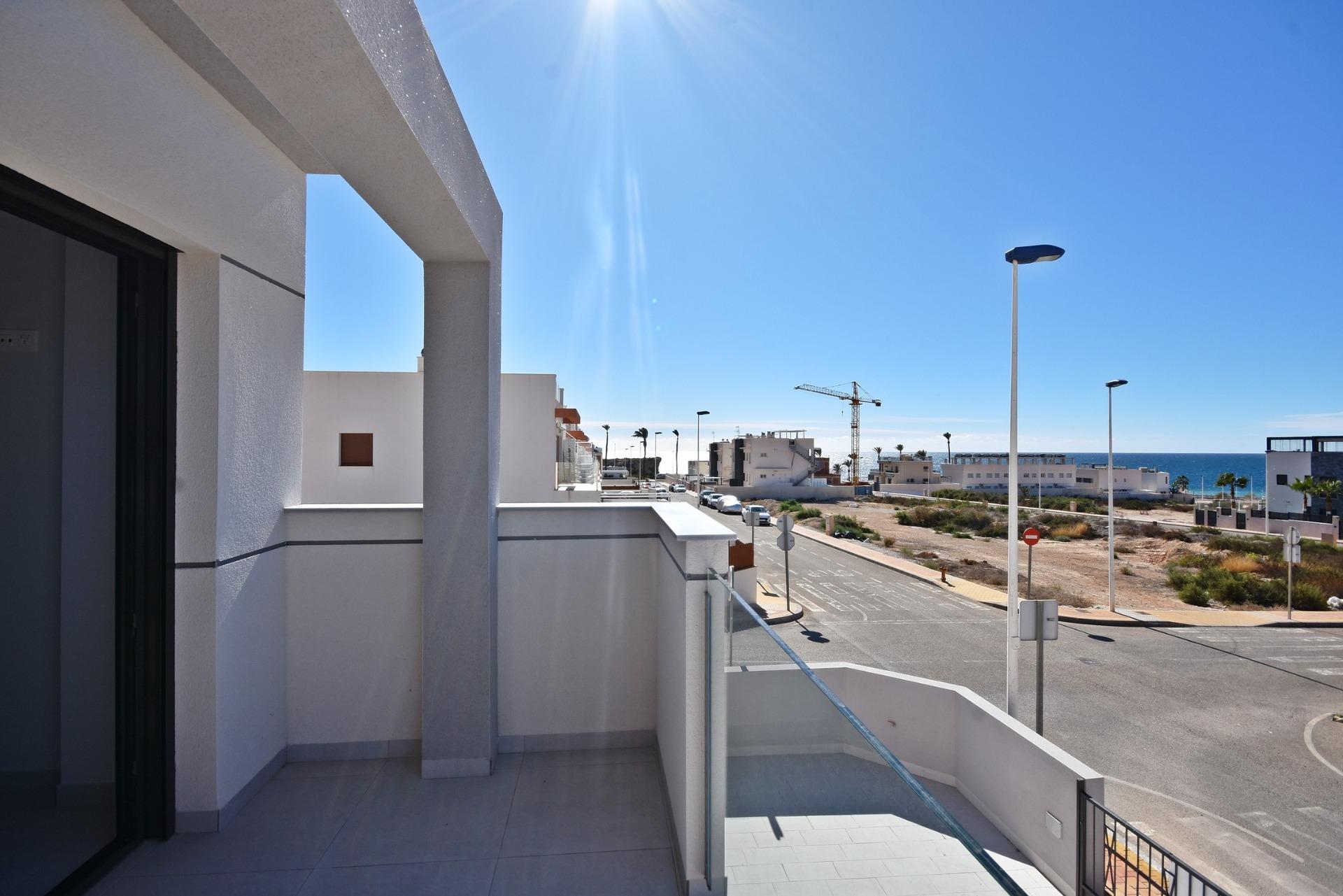 Moderno Adosado con Vistas al Mar en Puerto de Mazarrón, Adosado moderno de nueva construcción en Puerto de Mazarrón. 3 dorm, 3 baños, solárium con vistas al mar, piscina comunitaria. A 350m de la playa. ¡Vive o invie