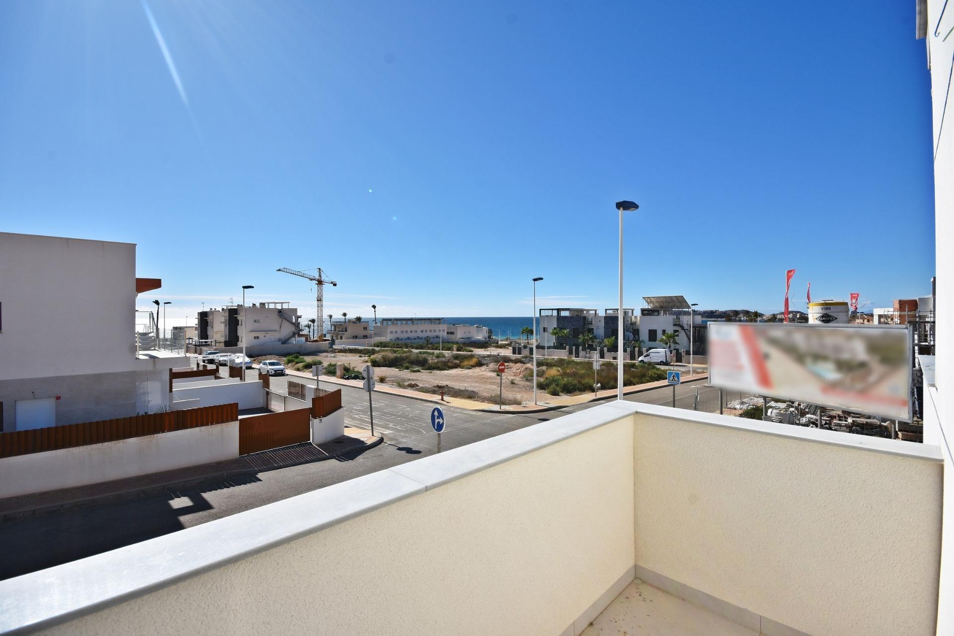 Moderno Adosado con Vistas al Mar en Puerto de Mazarrón, Adosado moderno de nueva construcción en Puerto de Mazarrón. 3 dorm, 3 baños, solárium con vistas al mar, piscina comunitaria. A 350m de la playa. ¡Vive o invie