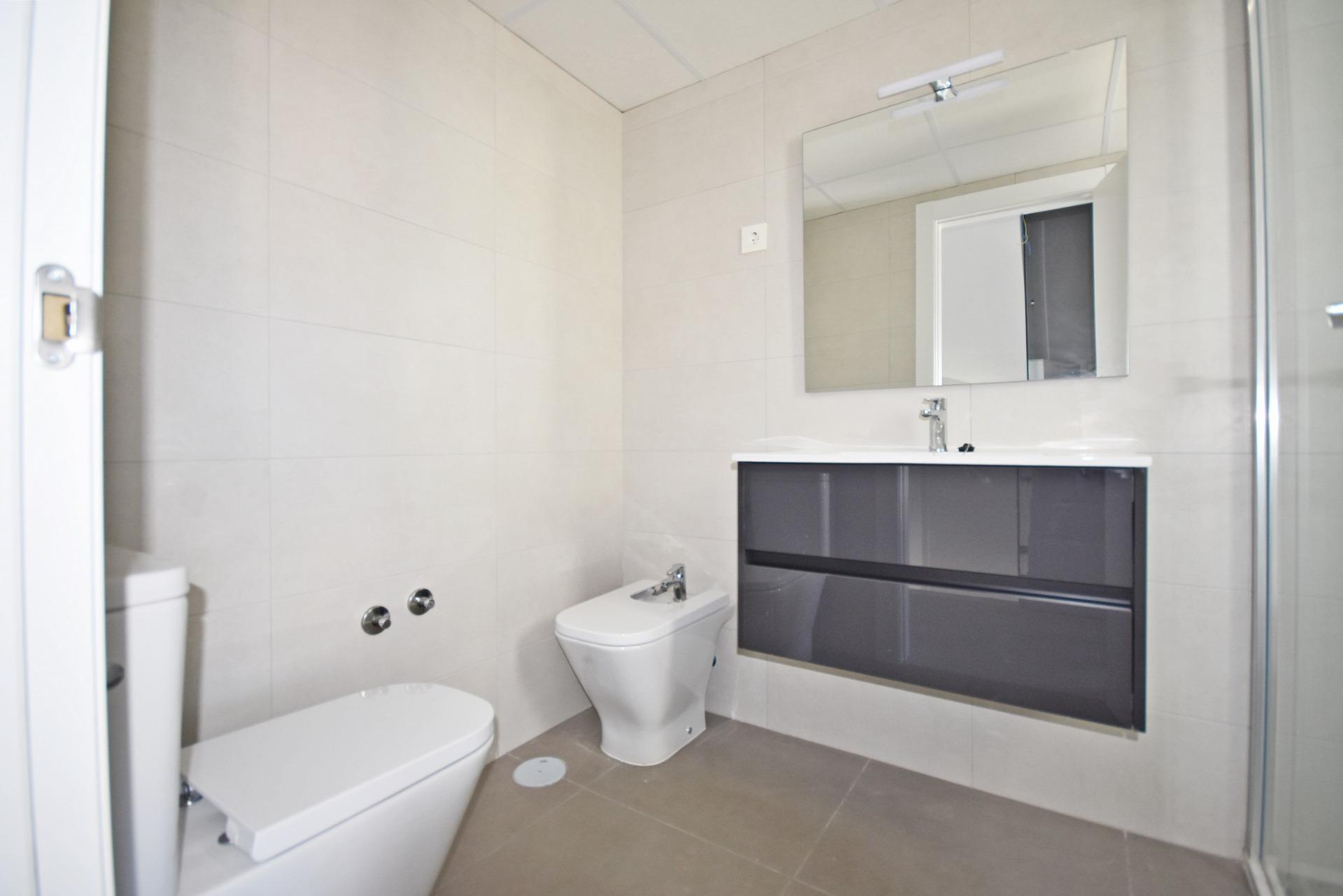 Moderno Adosado con Vistas al Mar en Puerto de Mazarrón, Adosado moderno de nueva construcción en Puerto de Mazarrón. 3 dorm, 3 baños, solárium con vistas al mar, piscina comunitaria. A 350m de la playa. ¡Vive o invie