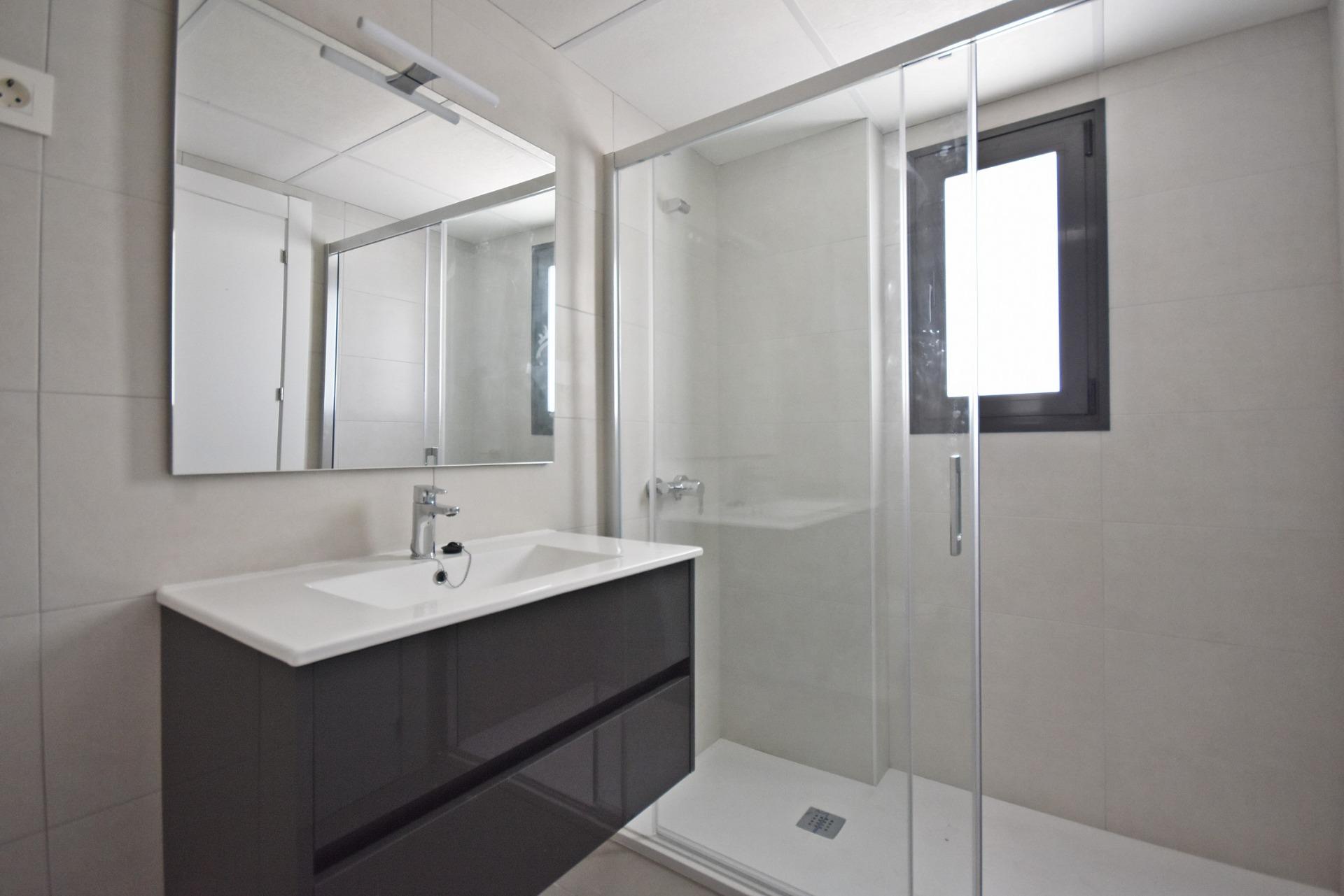 Moderno Adosado con Vistas al Mar en Puerto de Mazarrón, Adosado moderno de nueva construcción en Puerto de Mazarrón. 3 dorm, 3 baños, solárium con vistas al mar, piscina comunitaria. A 350m de la playa. ¡Vive o invie
