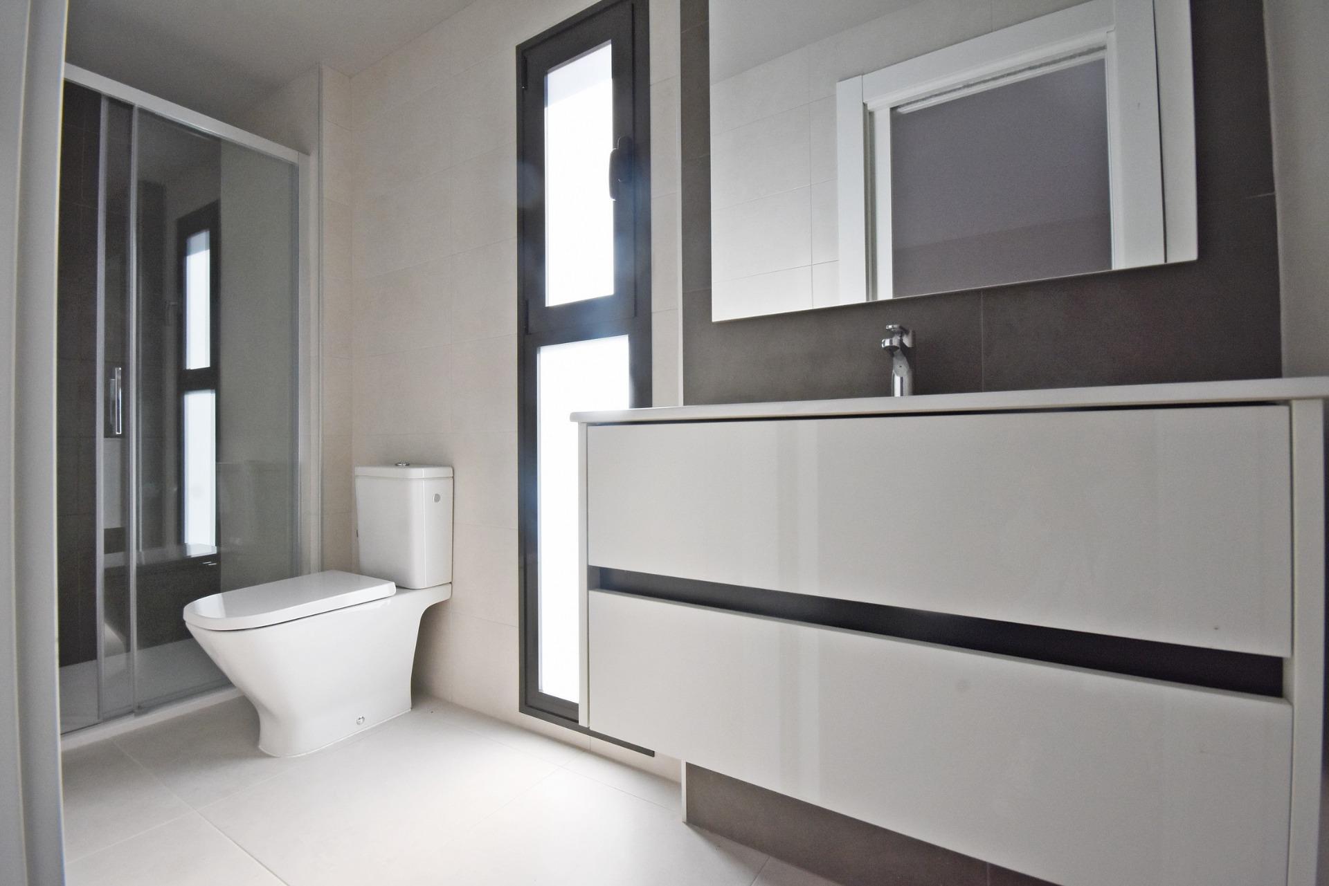 Moderno Adosado con Vistas al Mar en Puerto de Mazarrón, Adosado moderno de nueva construcción en Puerto de Mazarrón. 3 dorm, 3 baños, solárium con vistas al mar, piscina comunitaria. A 350m de la playa. ¡Vive o invie