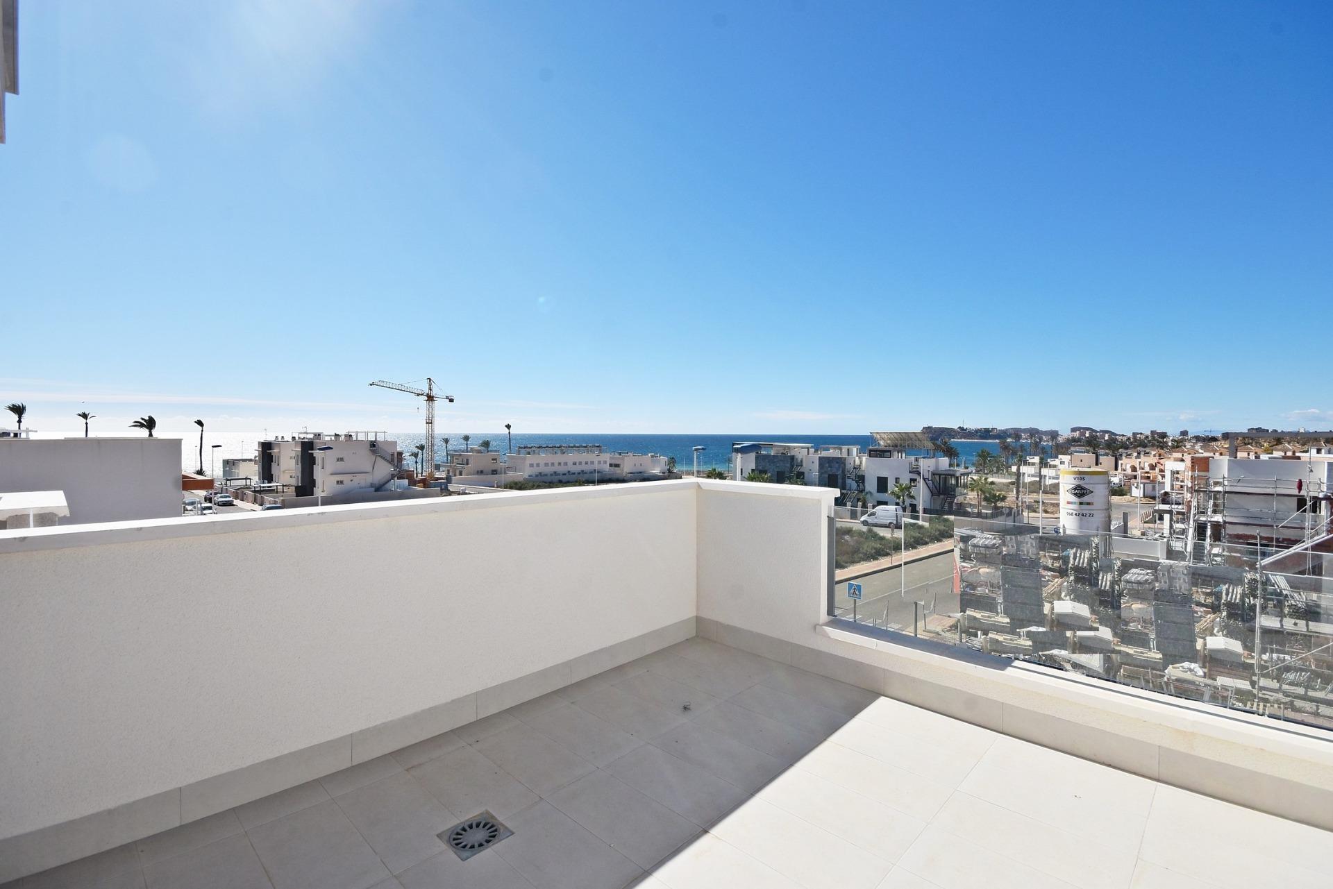 Moderno Adosado con Vistas al Mar en Puerto de Mazarrón, Adosado moderno de nueva construcción en Puerto de Mazarrón. 3 dorm, 3 baños, solárium con vistas al mar, piscina comunitaria. A 350m de la playa. ¡Vive o invie