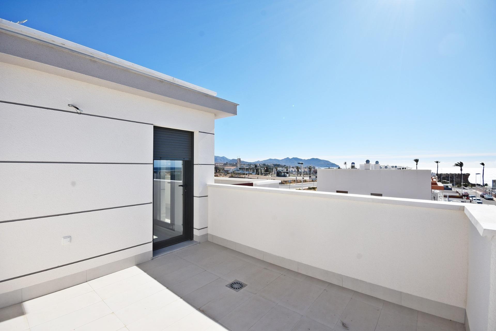 Moderno Adosado con Vistas al Mar en Puerto de Mazarrón, Adosado moderno de nueva construcción en Puerto de Mazarrón. 3 dorm, 3 baños, solárium con vistas al mar, piscina comunitaria. A 350m de la playa. ¡Vive o invie