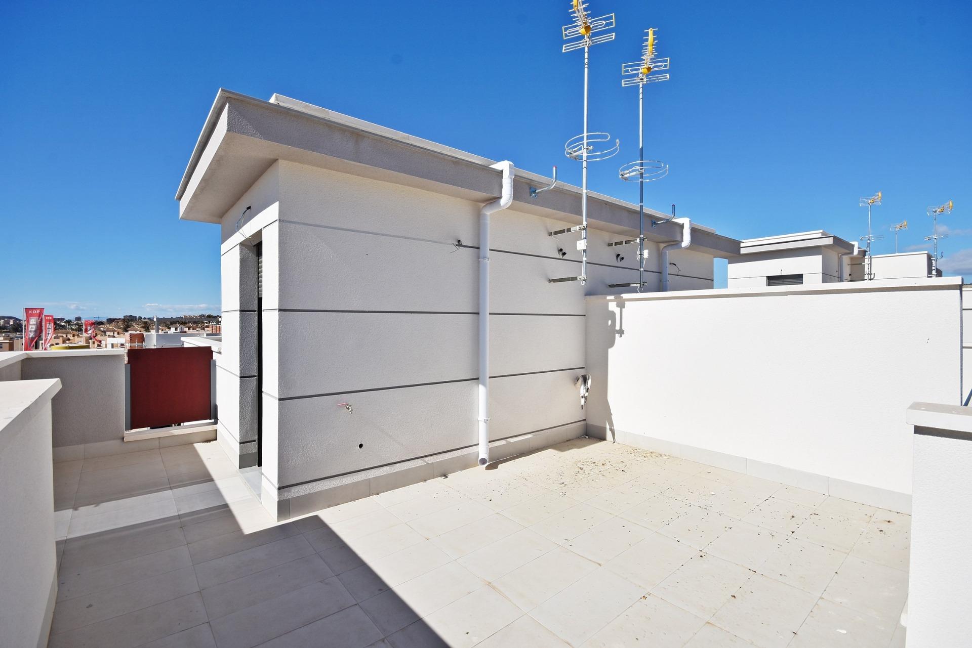 Moderno Adosado con Vistas al Mar en Puerto de Mazarrón, Adosado moderno de nueva construcción en Puerto de Mazarrón. 3 dorm, 3 baños, solárium con vistas al mar, piscina comunitaria. A 350m de la playa. ¡Vive o invie