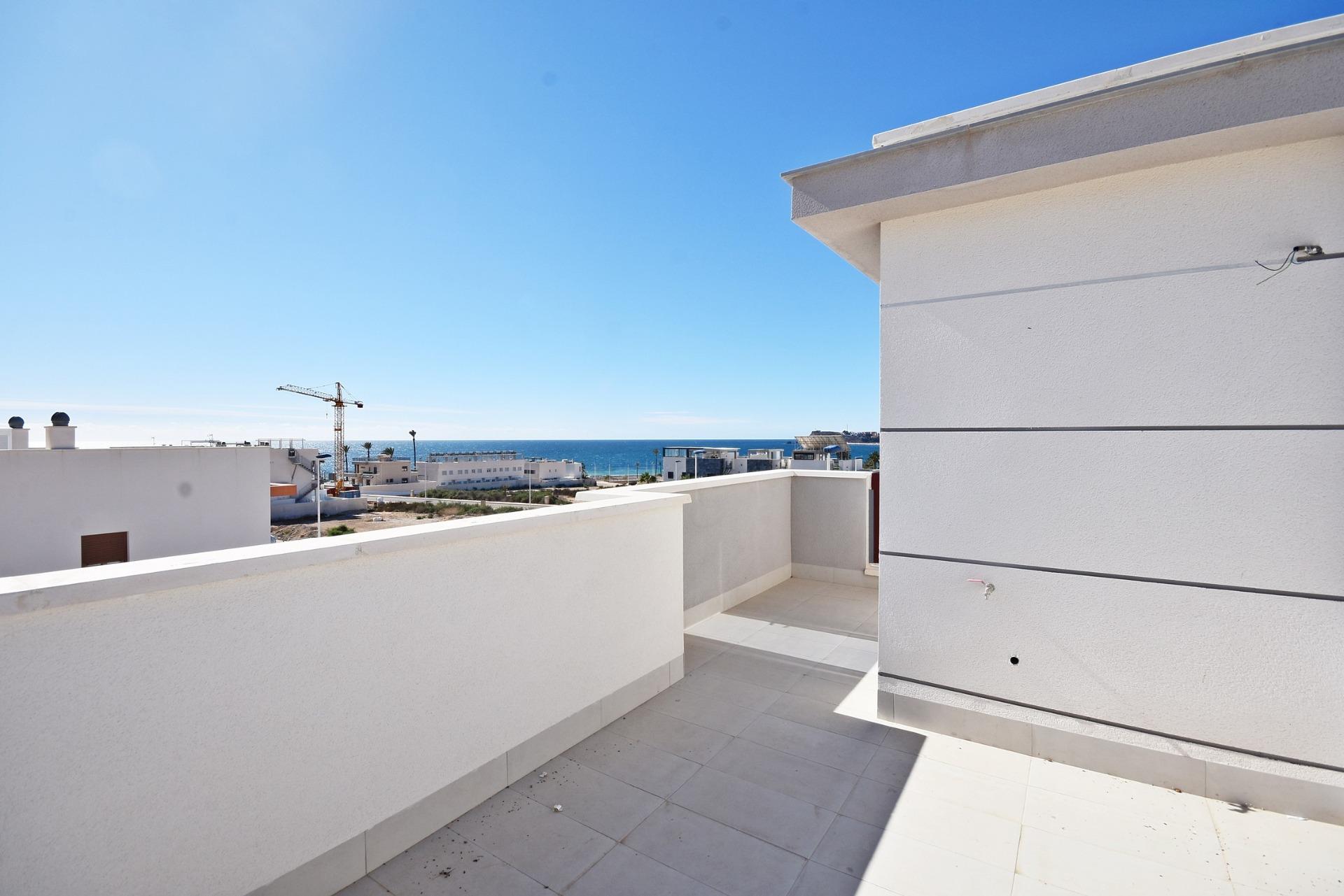 Moderno Adosado con Vistas al Mar en Puerto de Mazarrón, Adosado moderno de nueva construcción en Puerto de Mazarrón. 3 dorm, 3 baños, solárium con vistas al mar, piscina comunitaria. A 350m de la playa. ¡Vive o invie