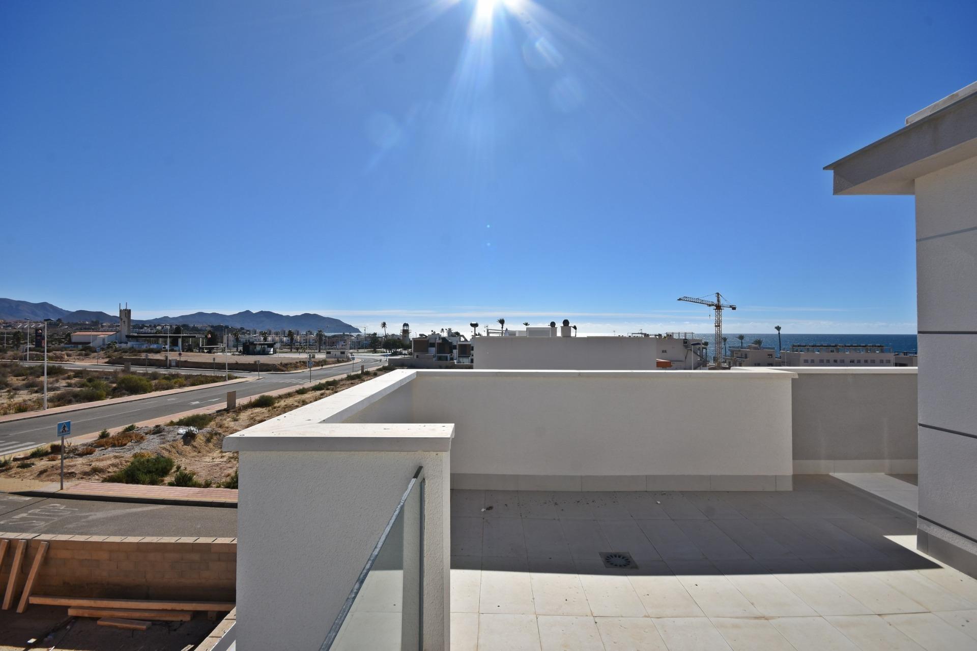 Moderno Adosado con Vistas al Mar en Puerto de Mazarrón, Adosado moderno de nueva construcción en Puerto de Mazarrón. 3 dorm, 3 baños, solárium con vistas al mar, piscina comunitaria. A 350m de la playa. ¡Vive o invie