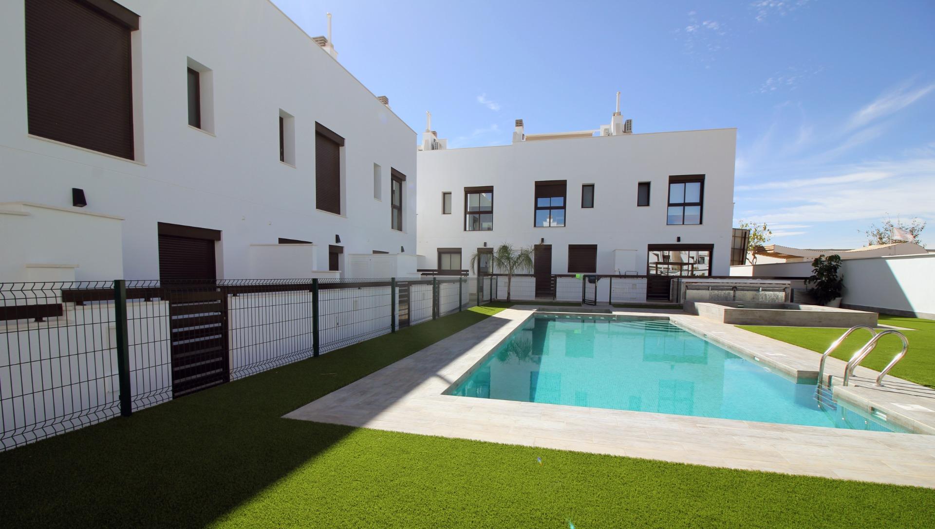 Adosado Moderno de 4 Dormitorios en Pilar de la Horadada, Descubre este adosado de nueva construcción en Pilar de la Horadada, Costa Blanca. 4 hab, 2 baños, piscina, solárium. ¡Tu sueño mediterráneo te espera!