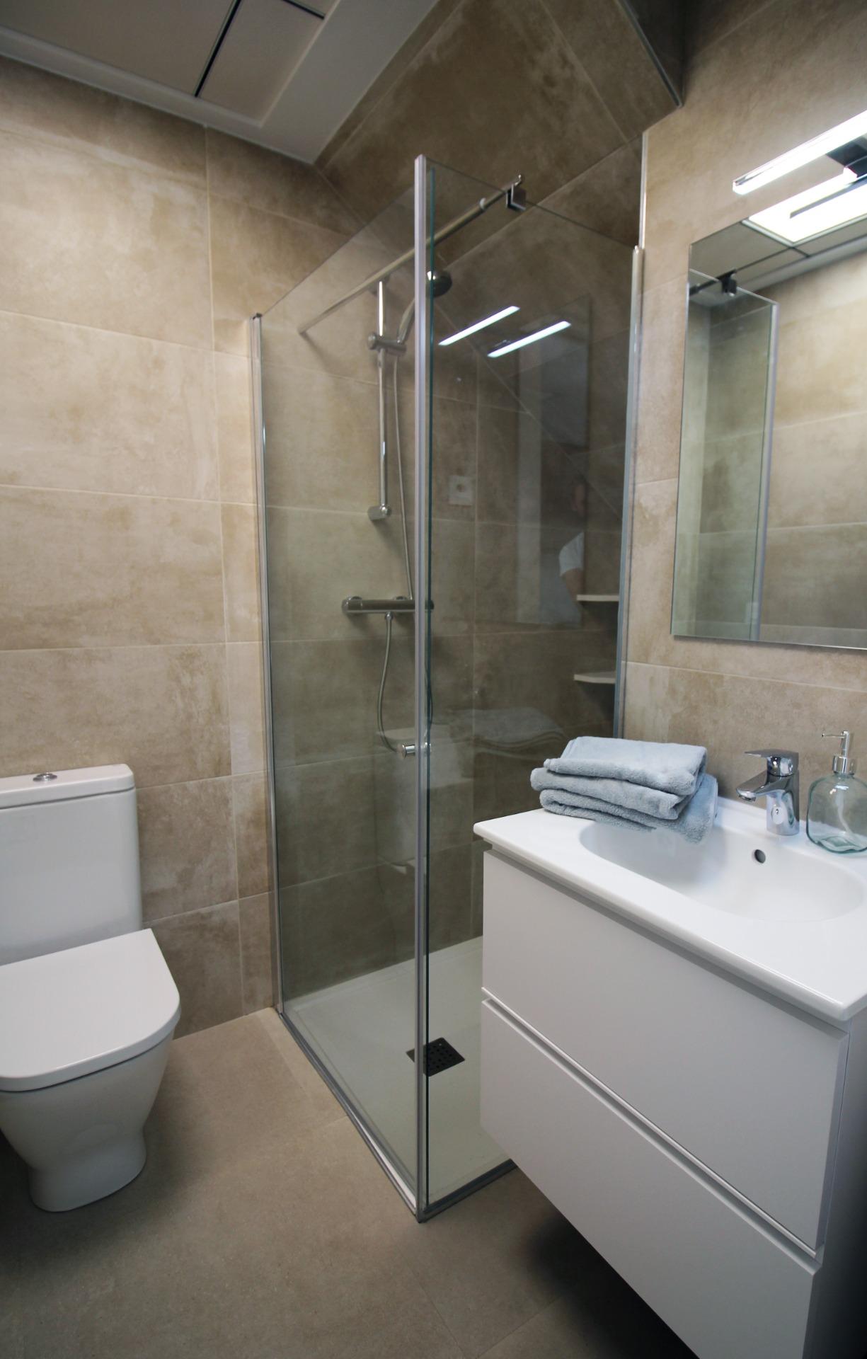 Adosado Moderno de 4 Dormitorios en Pilar de la Horadada, Descubre este adosado de nueva construcción en Pilar de la Horadada, Costa Blanca. 4 hab, 2 baños, piscina, solárium. ¡Tu sueño mediterráneo te espera!