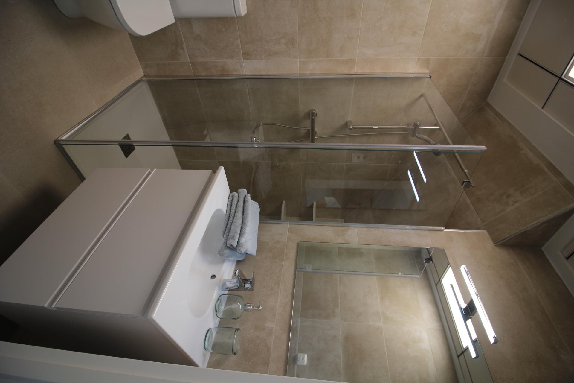 Adosado Moderno de 4 Dormitorios en Pilar de la Horadada, Descubre este adosado de nueva construcción en Pilar de la Horadada, Costa Blanca. 4 hab, 2 baños, piscina, solárium. ¡Tu sueño mediterráneo te espera!