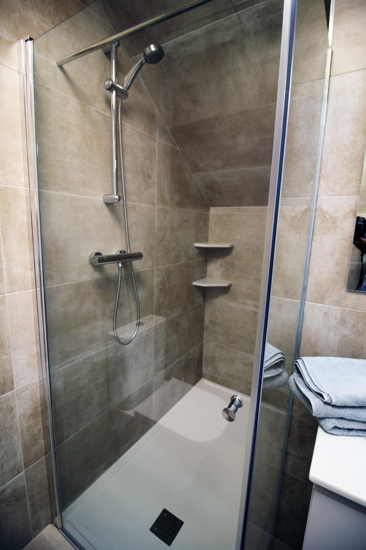 Adosado Moderno de 4 Dormitorios en Pilar de la Horadada, Descubre este adosado de nueva construcción en Pilar de la Horadada, Costa Blanca. 4 hab, 2 baños, piscina, solárium. ¡Tu sueño mediterráneo te espera!