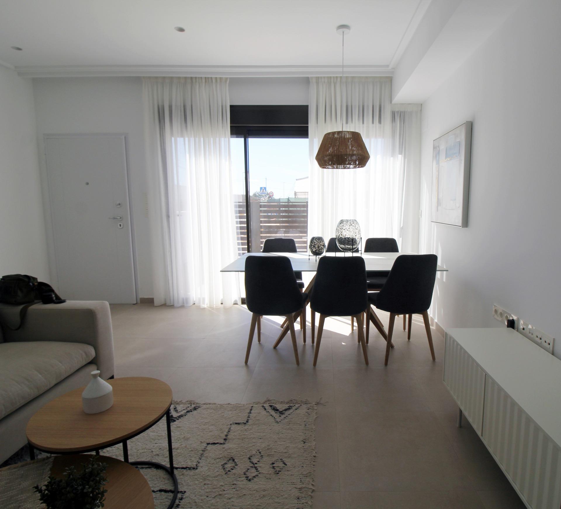 Adosado Moderno de 4 Dormitorios en Pilar de la Horadada, Descubre este adosado de nueva construcción en Pilar de la Horadada, Costa Blanca. 4 hab, 2 baños, piscina, solárium. ¡Tu sueño mediterráneo te espera!