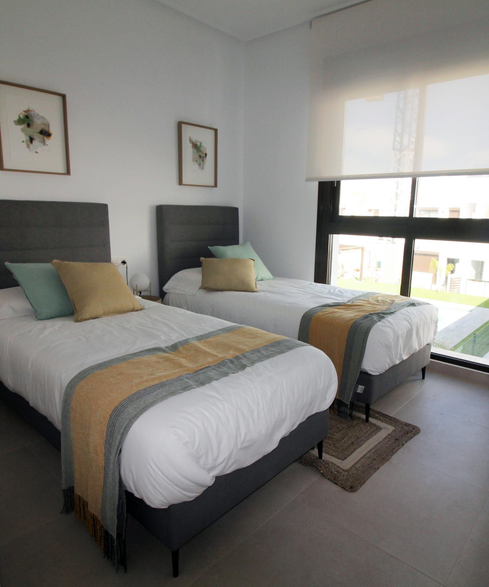 Adosado Moderno de 4 Dormitorios en Pilar de la Horadada, Descubre este adosado de nueva construcción en Pilar de la Horadada, Costa Blanca. 4 hab, 2 baños, piscina, solárium. ¡Tu sueño mediterráneo te espera!