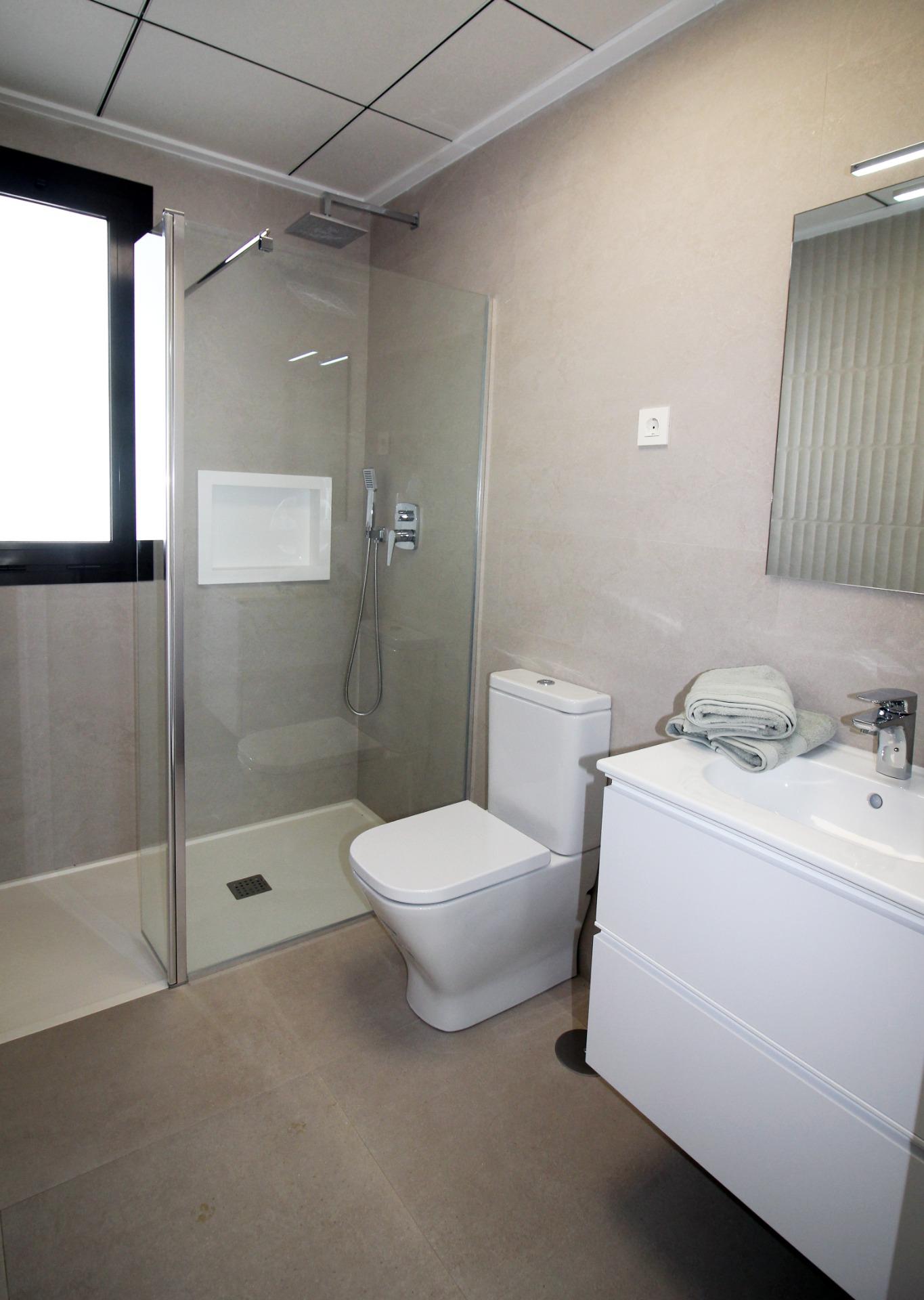 Adosado Moderno de 4 Dormitorios en Pilar de la Horadada, Descubre este adosado de nueva construcción en Pilar de la Horadada, Costa Blanca. 4 hab, 2 baños, piscina, solárium. ¡Tu sueño mediterráneo te espera!