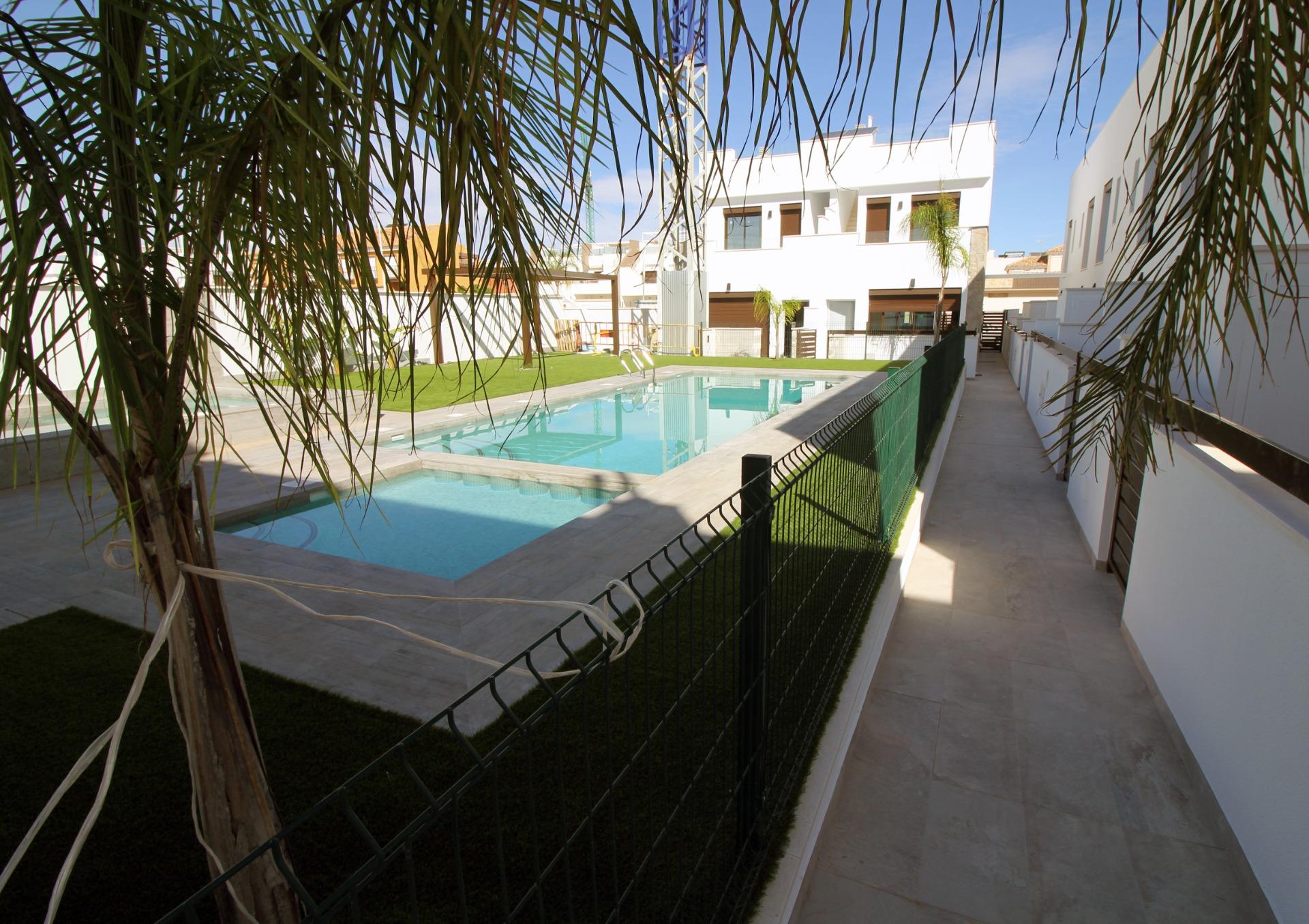 Adosado Moderno de 4 Dormitorios en Pilar de la Horadada, Descubre este adosado de nueva construcción en Pilar de la Horadada, Costa Blanca. 4 hab, 2 baños, piscina, solárium. ¡Tu sueño mediterráneo te espera!