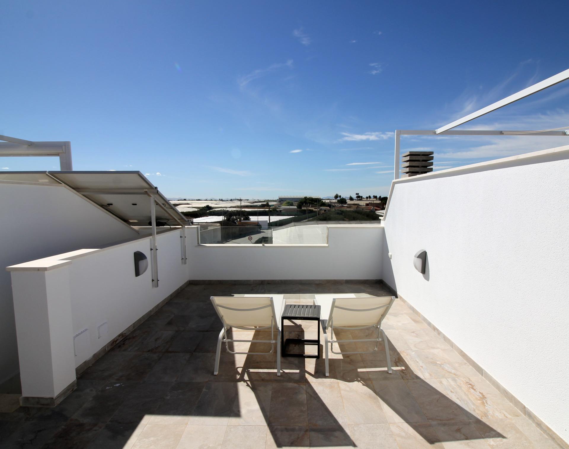Adosado Moderno de 4 Dormitorios en Pilar de la Horadada, Descubre este adosado de nueva construcción en Pilar de la Horadada, Costa Blanca. 4 hab, 2 baños, piscina, solárium. ¡Tu sueño mediterráneo te espera!
