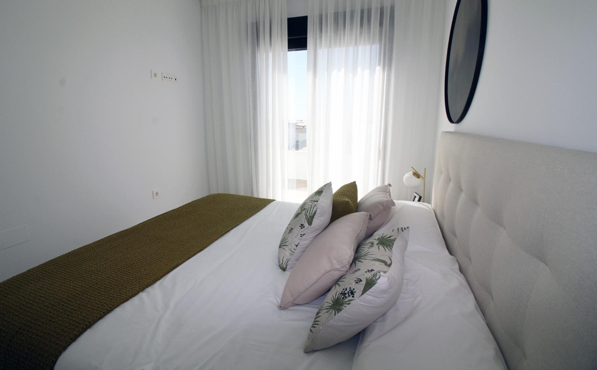 Adosado Moderno de 4 Dormitorios en Pilar de la Horadada, Descubre este adosado de nueva construcción en Pilar de la Horadada, Costa Blanca. 4 hab, 2 baños, piscina, solárium. ¡Tu sueño mediterráneo te espera!