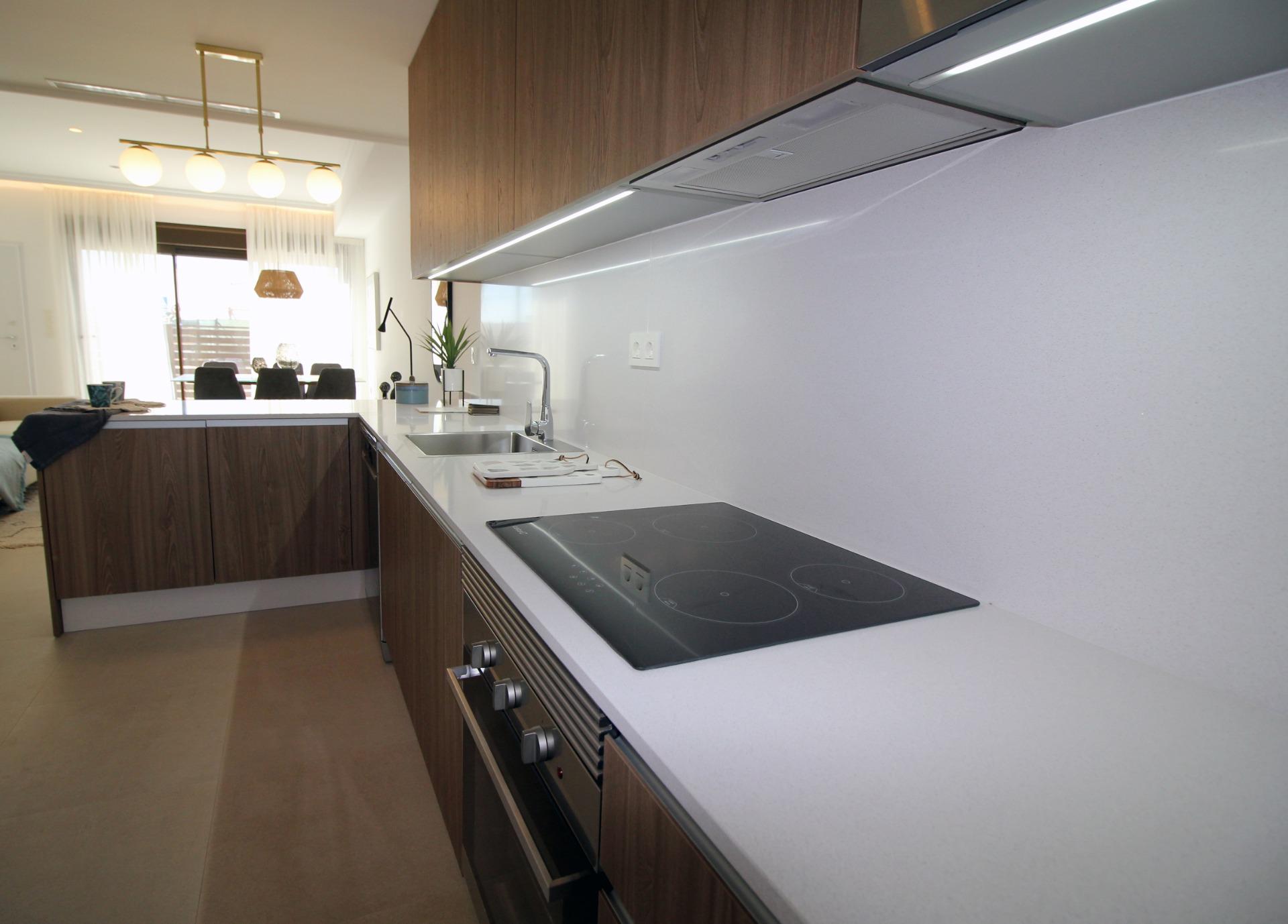 Adosado Moderno de 4 Dormitorios en Pilar de la Horadada, Descubre este adosado de nueva construcción en Pilar de la Horadada, Costa Blanca. 4 hab, 2 baños, piscina, solárium. ¡Tu sueño mediterráneo te espera!