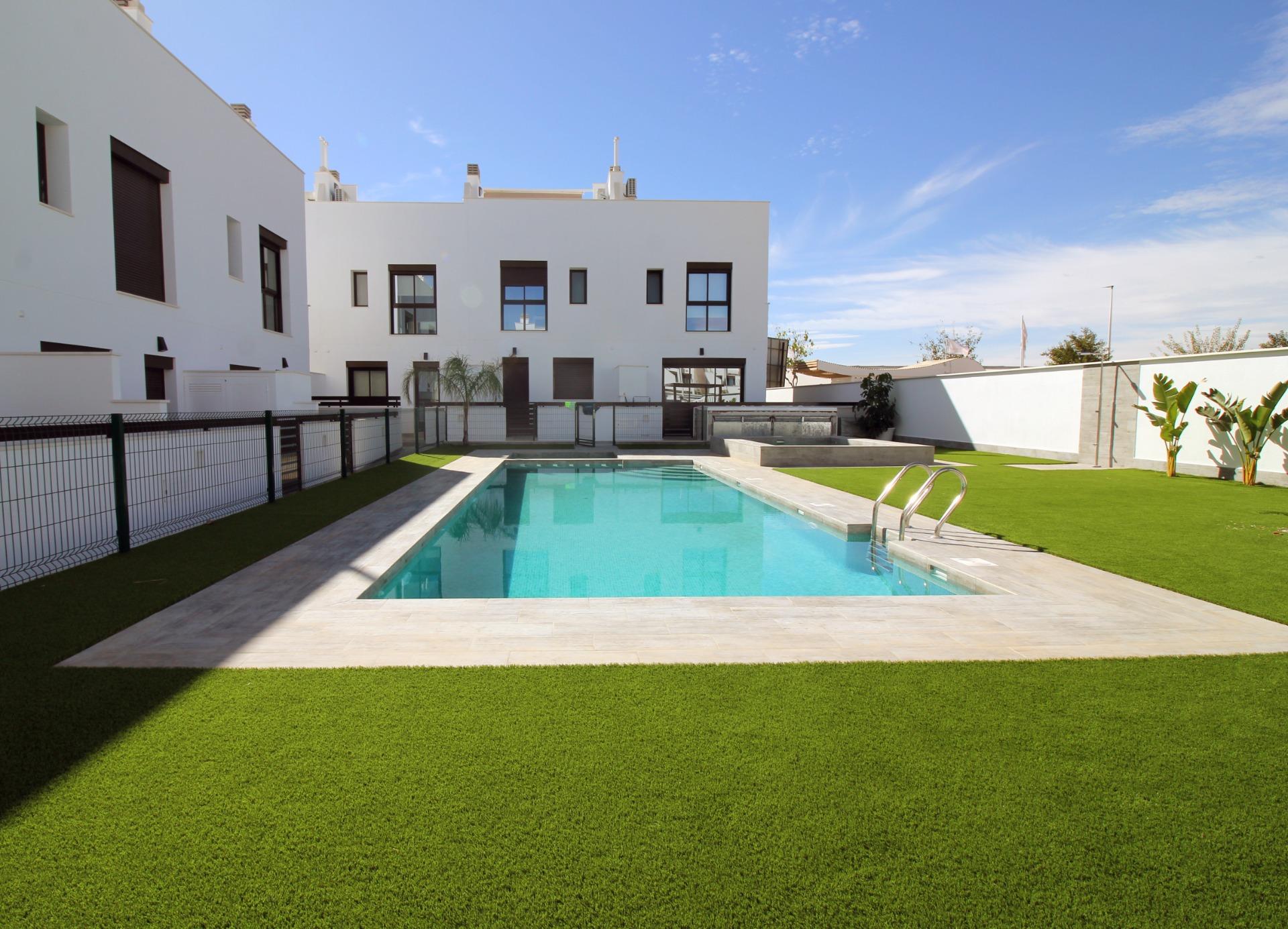 Adosado Moderno de 4 Dormitorios en Pilar de la Horadada, Descubre este adosado de nueva construcción en Pilar de la Horadada, Costa Blanca. 4 hab, 2 baños, piscina, solárium. ¡Tu sueño mediterráneo te espera!