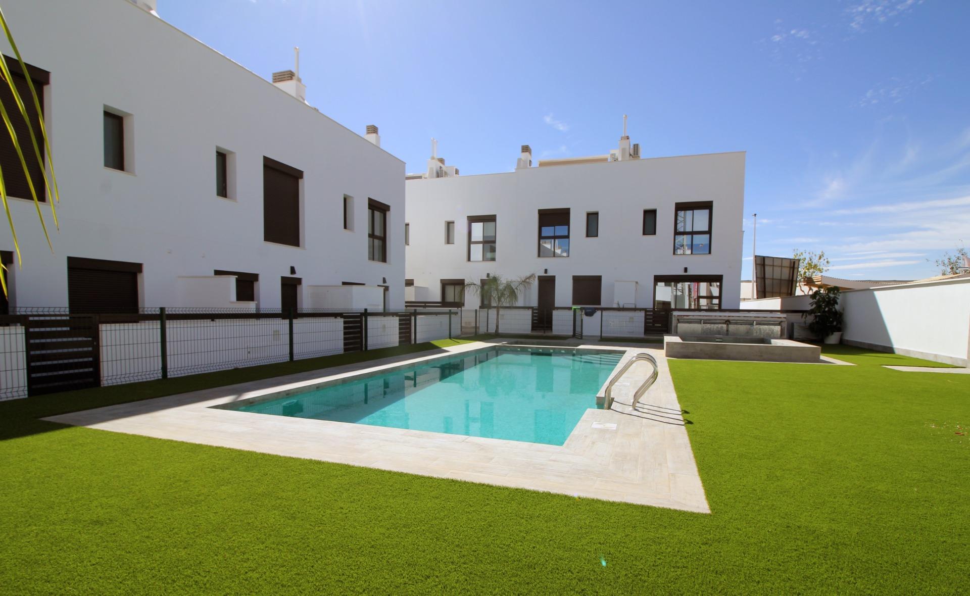 Adosado Moderno de 4 Dormitorios en Pilar de la Horadada, Descubre este adosado de nueva construcción en Pilar de la Horadada, Costa Blanca. 4 hab, 2 baños, piscina, solárium. ¡Tu sueño mediterráneo te espera!