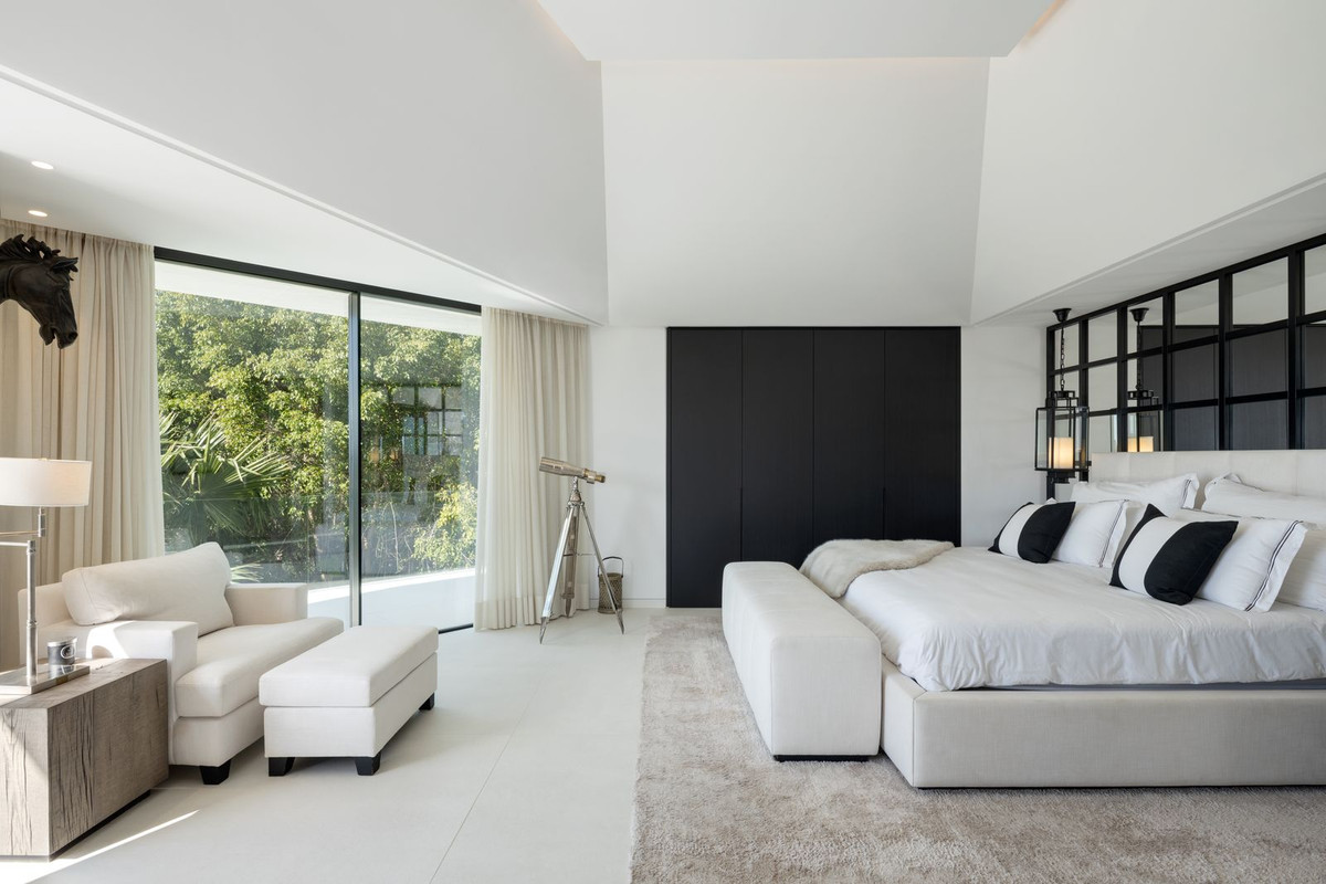Exclusiva Villa de Lujo con Vistas al Mar en Benahavís, Descubra esta villa de lujo moderna en El Herrojo, Benahavís. Diseño Ames (2021), 5 dorm., 6 baños, piscina infinita y vistas al mar. ¡Su oasis en la Costa del