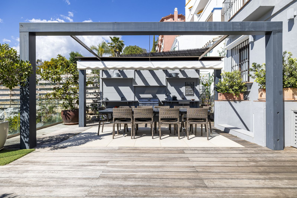 Exclusivo Adosado Renovado en Benahavís: Sol, Lujo y Vistas, Exclusivo adosado renovado en Benahavís, Costa del Sol. 5 dorm, 5 baños, piscina privada y jardín. Lujo cerca de golf y playa. ¡Tu oasis mediterráneo por 995.00
