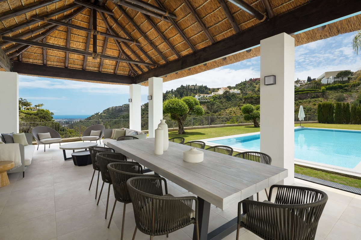 Villa de Lujo Exclusiva en Benahavís con Vistas al Mar, Villa de lujo en El Madroñal, Benahavís. Vistas al mar, 5.000m² de parcela, 5 hab. Spa, cine, piscina. Estilo de vida exclusivo en Costa del Sol. ¡Oportunidad ú