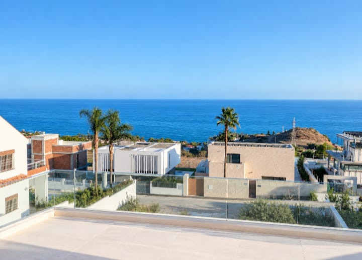 Benalmádena: Villa de Lujo con Vistas al Mar y Diseño Propio, Villa de lujo en Benalmádena, Estupa Budista. Vistas panorámicas al mar, orientación sur y piscina infinita. Personaliza tu hogar de 3 hab. en la Costa del Sol.