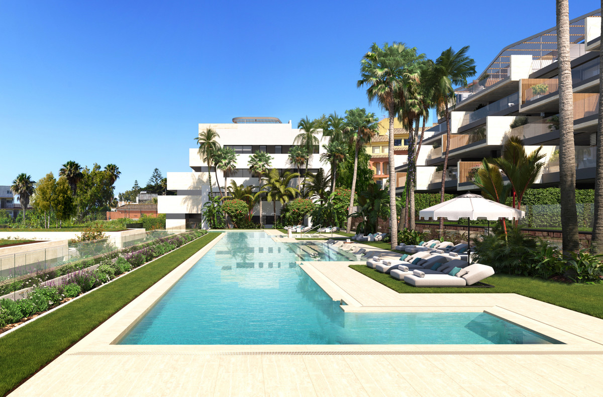 Apartamento de Lujo en Primera Línea de Playa en Manilva, Apartamento de lujo en primera línea de playa en Manilva, Málaga. 3 hab, 2 baños. Vistas al mar, diseño moderno y zonas comunes exclusivas. Cerca de Estepona y