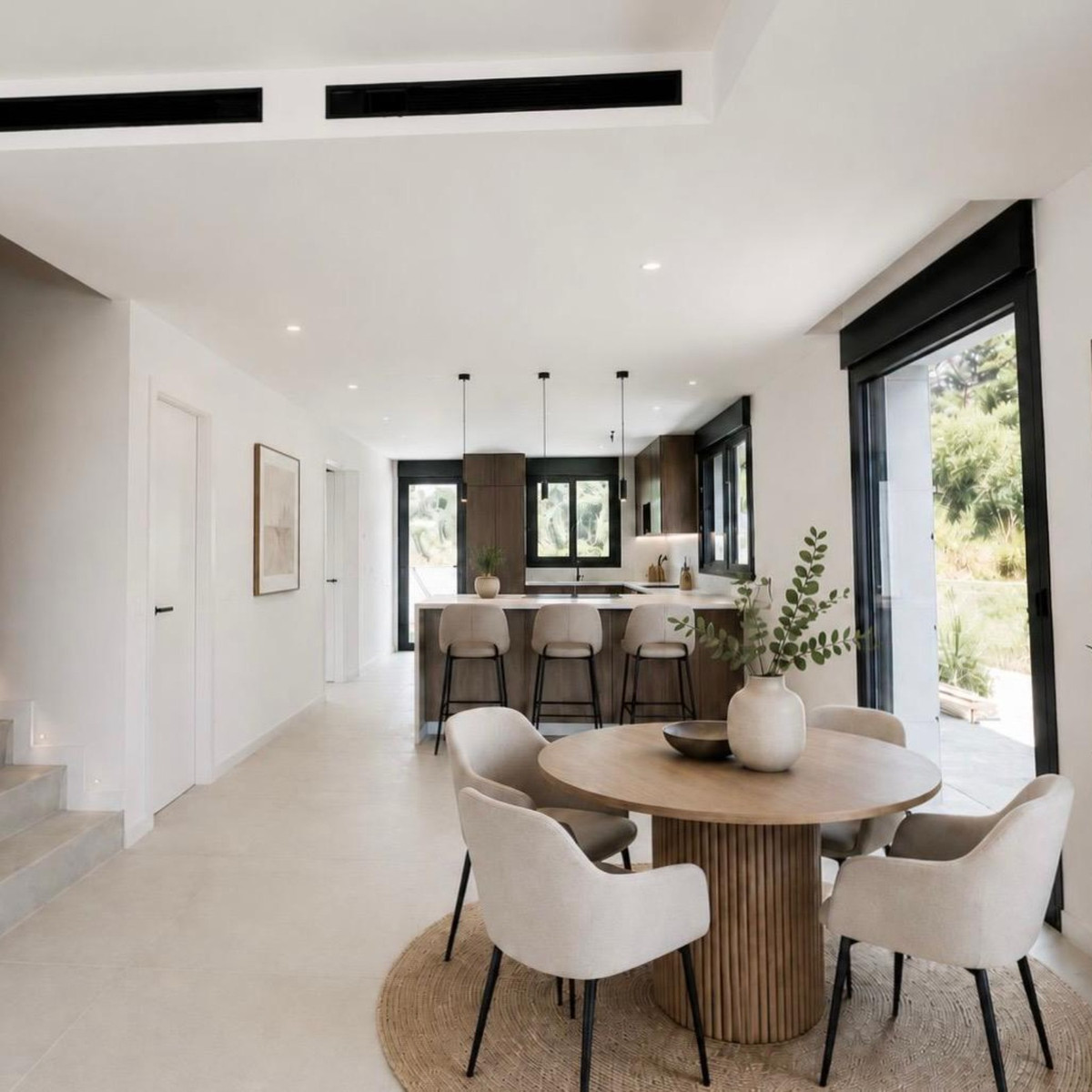 Nueva Villa de Diseño en Estepona con Vistas Espectaculares, Descubre 10 villas de lujo modernas en Estepona, Costa del Sol. Disfruta vistas panorámicas al mar, golf y montaña. Calidades premium, aerotermia, suelo radiant