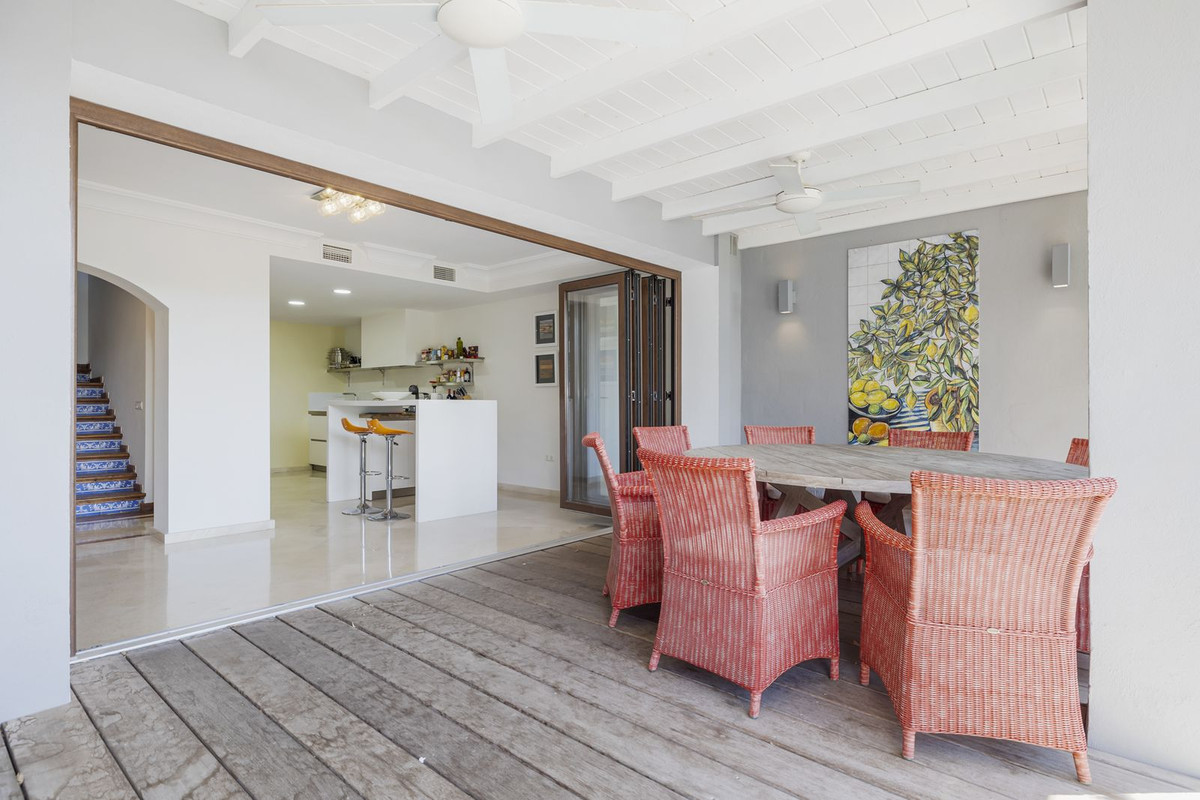 Exclusivo Adosado Renovado en Benahavís: Sol, Lujo y Vistas, Exclusivo adosado renovado en Benahavís, Costa del Sol. 5 dorm, 5 baños, piscina privada y jardín. Lujo cerca de golf y playa. ¡Tu oasis mediterráneo por 995.00