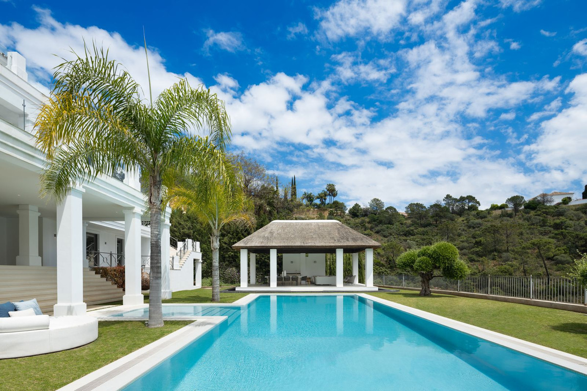 Villa de Lujo Exclusiva en Benahavís con Vistas al Mar, Villa de lujo en El Madroñal, Benahavís. Vistas al mar, 5.000m² de parcela, 5 hab. Spa, cine, piscina. Estilo de vida exclusivo en Costa del Sol. ¡Oportunidad ú