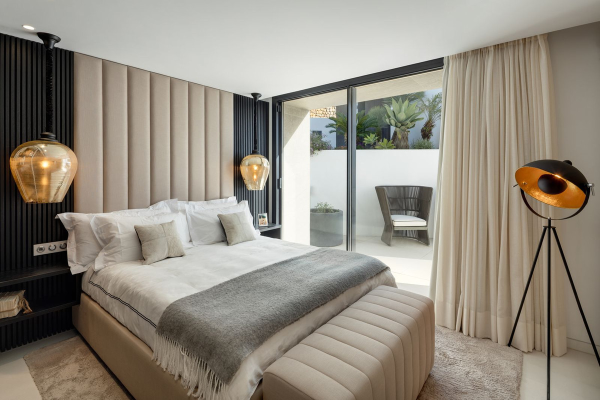 Exclusiva Villa de Lujo con Vistas al Mar en Benahavís, Descubra esta villa de lujo moderna en El Herrojo, Benahavís. Diseño Ames (2021), 5 dorm., 6 baños, piscina infinita y vistas al mar. ¡Su oasis en la Costa del