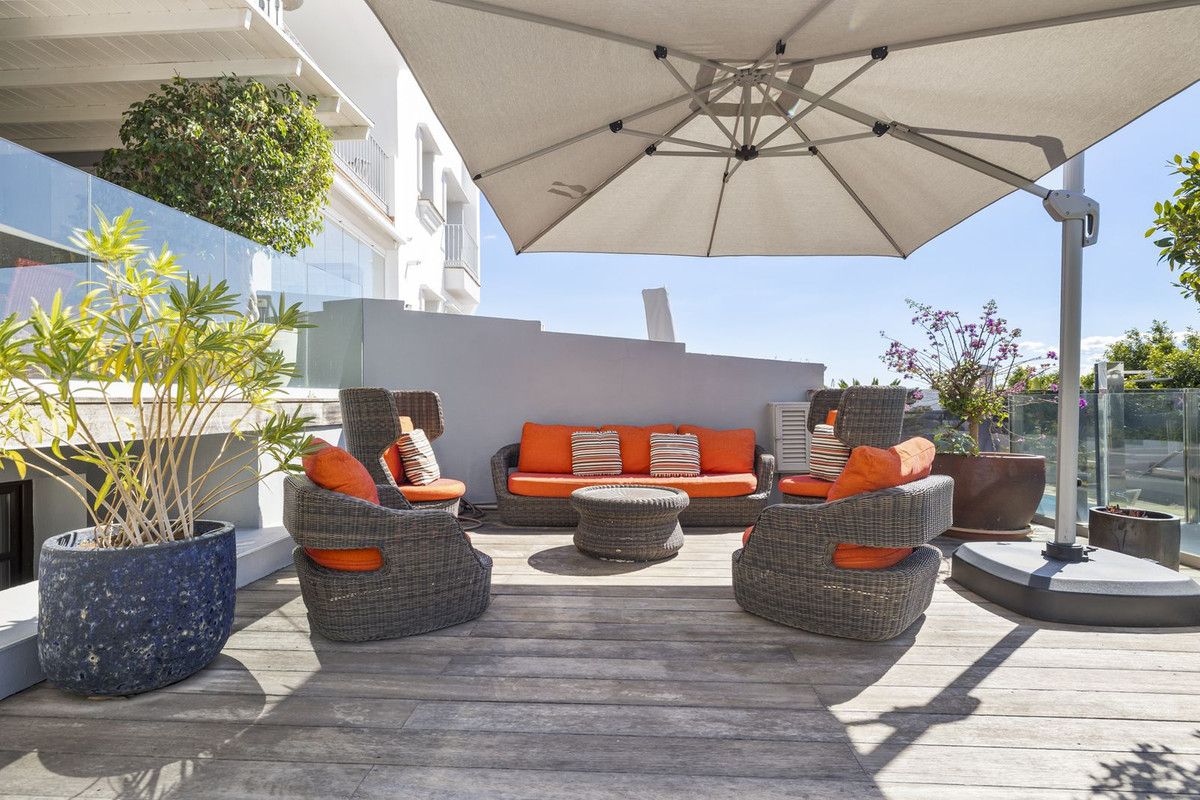 Exclusivo Adosado Renovado en Benahavís: Sol, Lujo y Vistas, Exclusivo adosado renovado en Benahavís, Costa del Sol. 5 dorm, 5 baños, piscina privada y jardín. Lujo cerca de golf y playa. ¡Tu oasis mediterráneo por 995.00
