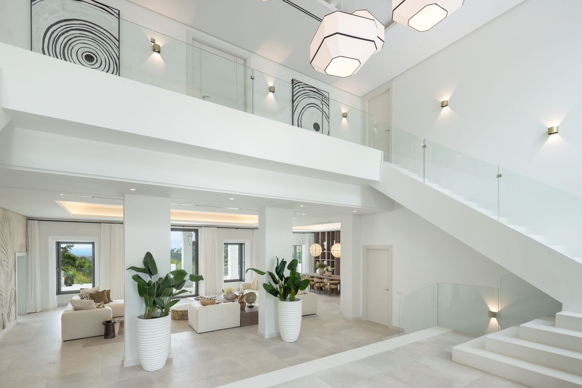 Villa de Lujo Exclusiva en Benahavís con Vistas al Mar, Villa de lujo en El Madroñal, Benahavís. Vistas al mar, 5.000m² de parcela, 5 hab. Spa, cine, piscina. Estilo de vida exclusivo en Costa del Sol. ¡Oportunidad ú