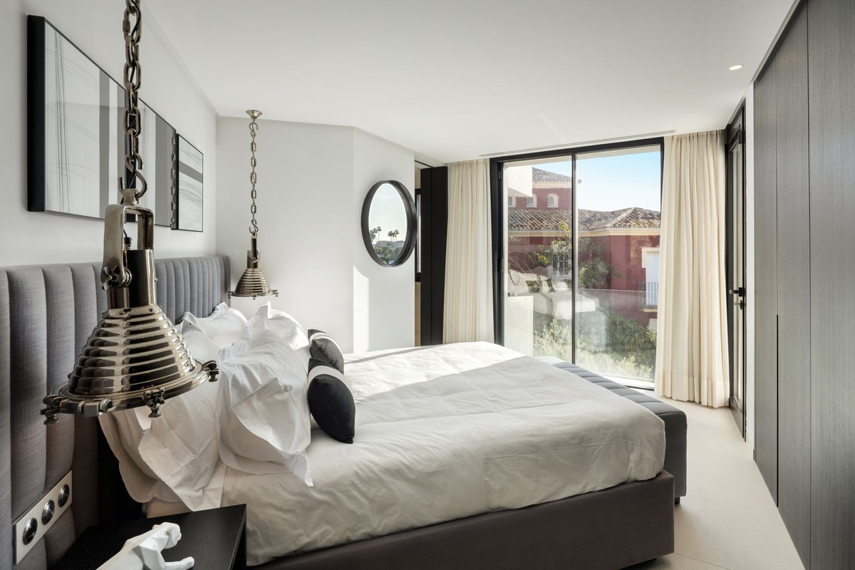Exclusiva Villa de Lujo con Vistas al Mar en Benahavís, Descubra esta villa de lujo moderna en El Herrojo, Benahavís. Diseño Ames (2021), 5 dorm., 6 baños, piscina infinita y vistas al mar. ¡Su oasis en la Costa del