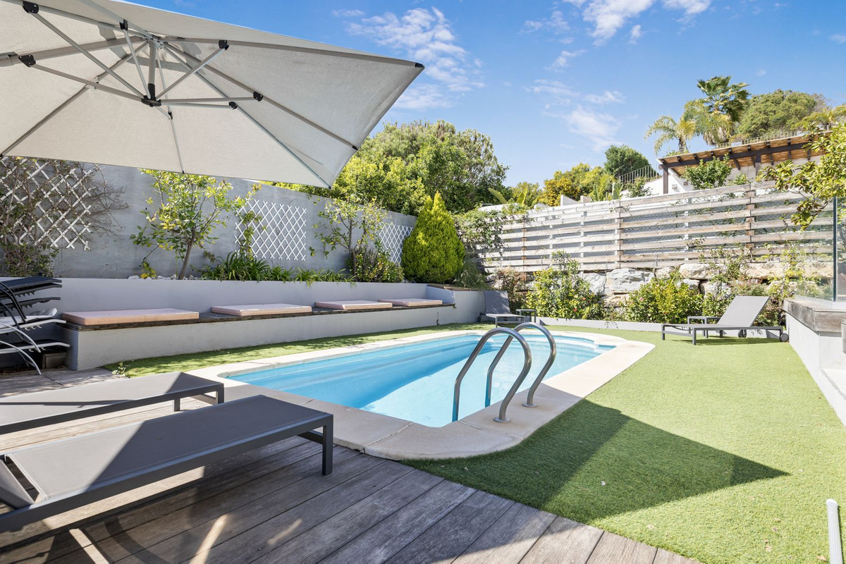 Exclusivo Adosado Renovado en Benahavís: Sol, Lujo y Vistas, Exclusivo adosado renovado en Benahavís, Costa del Sol. 5 dorm, 5 baños, piscina privada y jardín. Lujo cerca de golf y playa. ¡Tu oasis mediterráneo por 995.00