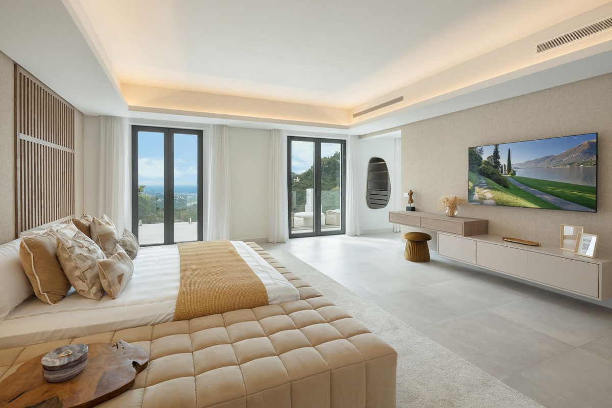 Villa de Lujo Exclusiva en Benahavís con Vistas al Mar, Villa de lujo en El Madroñal, Benahavís. Vistas al mar, 5.000m² de parcela, 5 hab. Spa, cine, piscina. Estilo de vida exclusivo en Costa del Sol. ¡Oportunidad ú