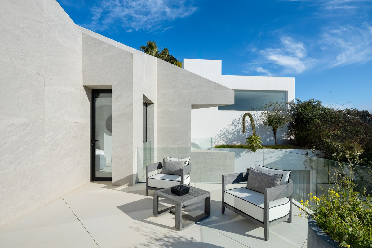 Exclusiva Villa de Lujo con Vistas al Mar en Benahavís, Descubra esta villa de lujo moderna en El Herrojo, Benahavís. Diseño Ames (2021), 5 dorm., 6 baños, piscina infinita y vistas al mar. ¡Su oasis en la Costa del