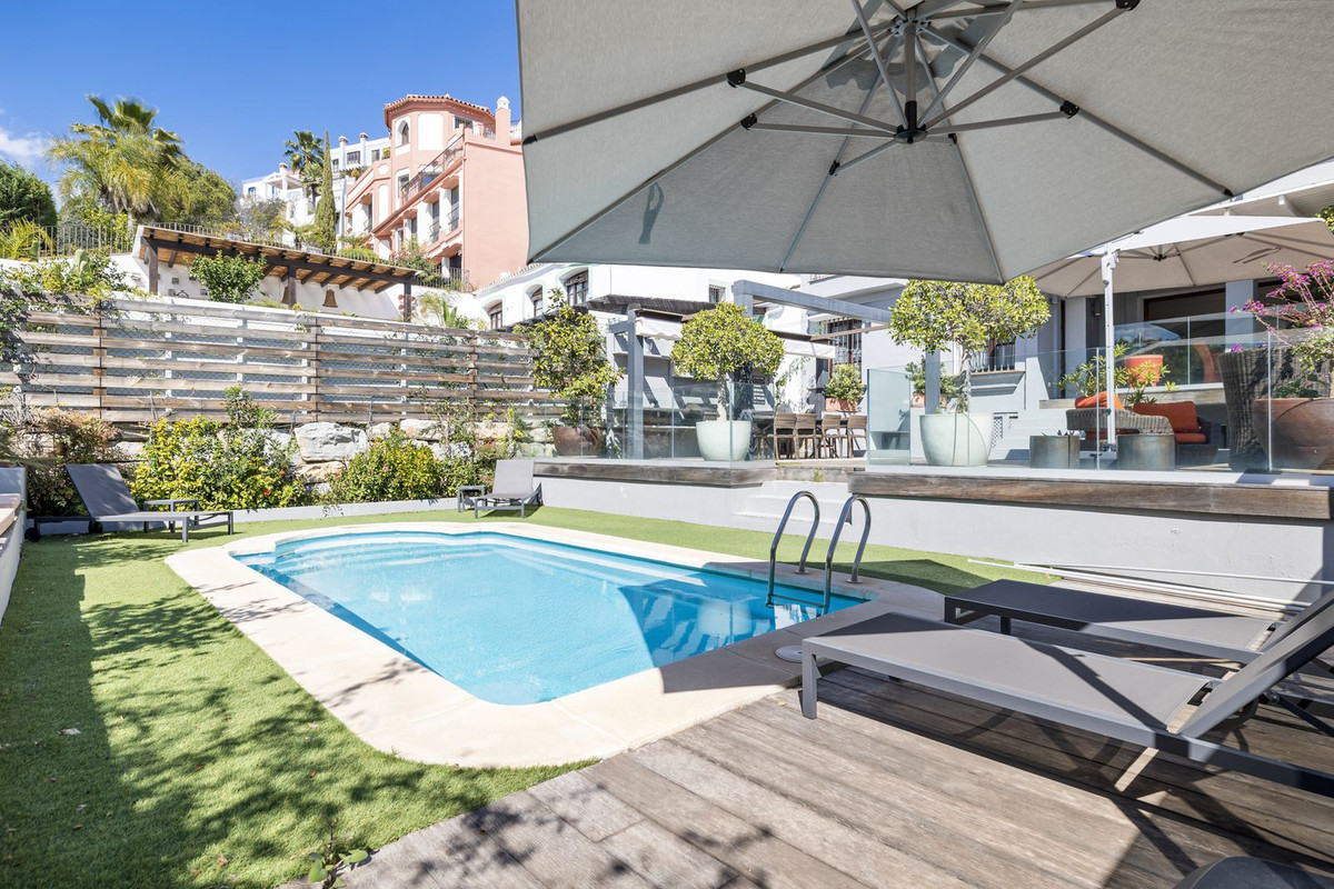 Exclusivo Adosado Renovado en Benahavís: Sol, Lujo y Vistas, Exclusivo adosado renovado en Benahavís, Costa del Sol. 5 dorm, 5 baños, piscina privada y jardín. Lujo cerca de golf y playa. ¡Tu oasis mediterráneo por 995.00