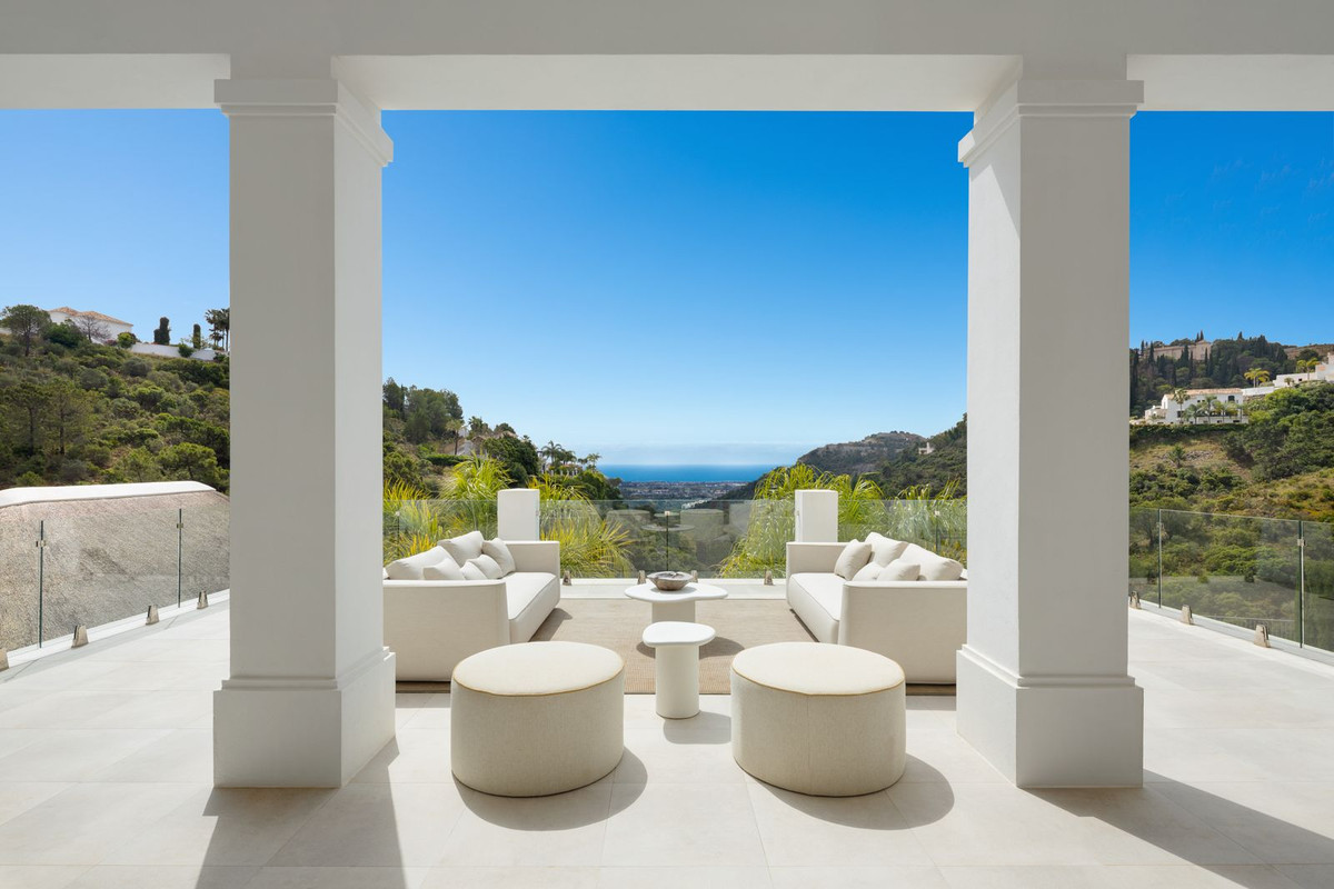 Villa de Lujo Exclusiva en Benahavís con Vistas al Mar, Villa de lujo en El Madroñal, Benahavís. Vistas al mar, 5.000m² de parcela, 5 hab. Spa, cine, piscina. Estilo de vida exclusivo en Costa del Sol. ¡Oportunidad ú