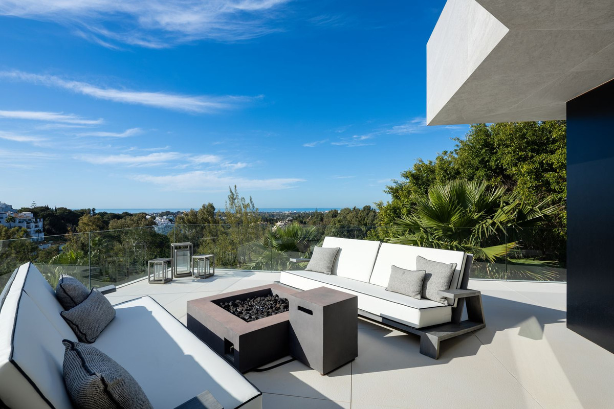 Exclusiva Villa de Lujo con Vistas al Mar en Benahavís, Descubra esta villa de lujo moderna en El Herrojo, Benahavís. Diseño Ames (2021), 5 dorm., 6 baños, piscina infinita y vistas al mar. ¡Su oasis en la Costa del