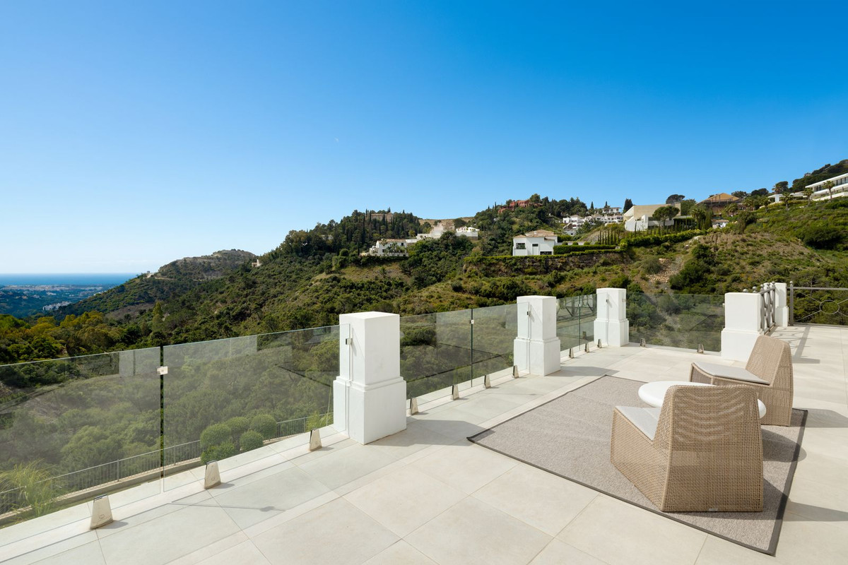 Villa de Lujo Exclusiva en Benahavís con Vistas al Mar, Villa de lujo en El Madroñal, Benahavís. Vistas al mar, 5.000m² de parcela, 5 hab. Spa, cine, piscina. Estilo de vida exclusivo en Costa del Sol. ¡Oportunidad ú