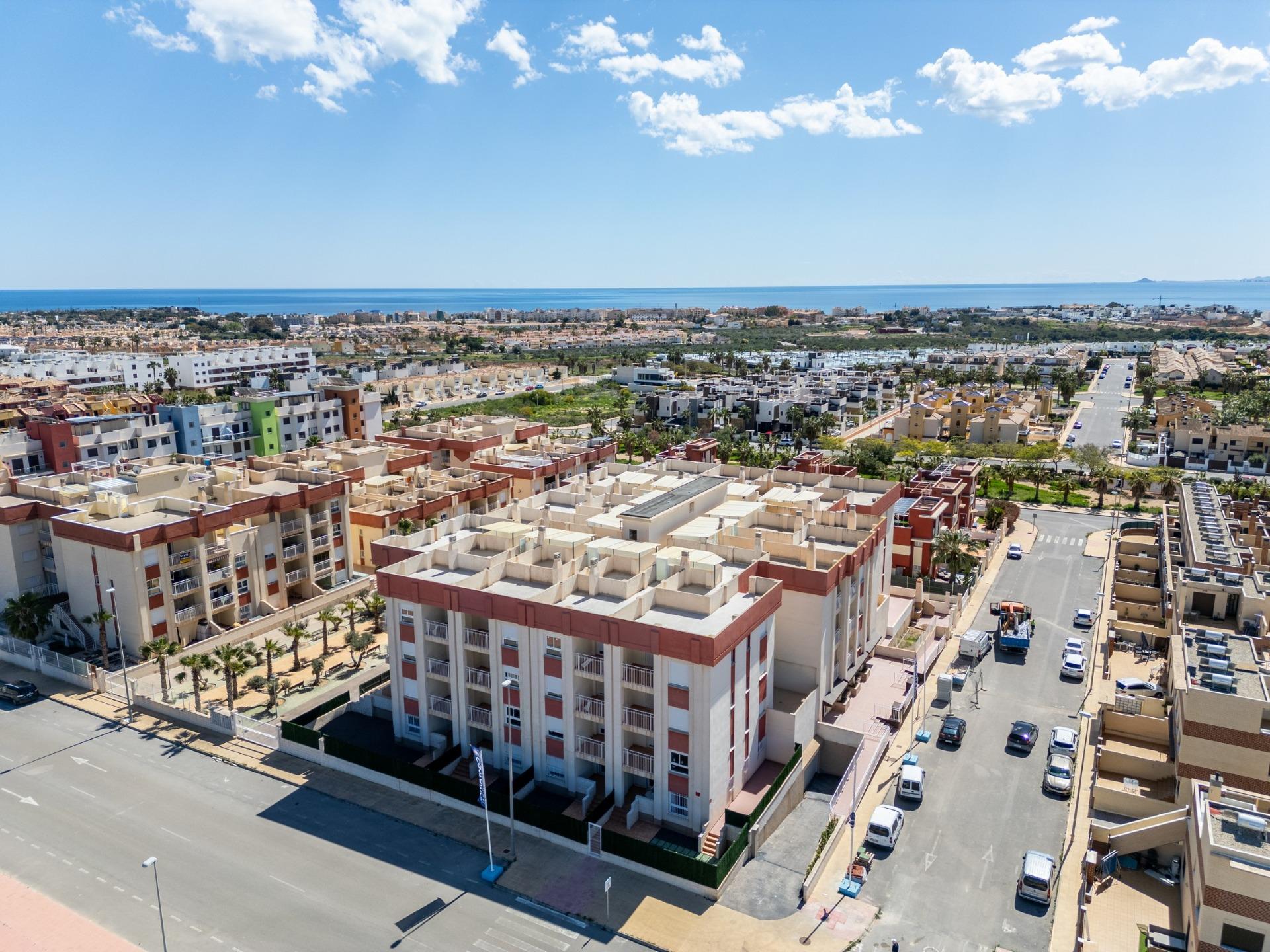 Complejo Residencial Regenerado en Lomas de Cabo Roig - Apartamentos Reformados, Apartamento renovado en Lomas de Cabo Roig, Orihuela Costa. 2 dorm, 2 baños. Listo para disfrutar, piscina, a 2km de playas. ¡Inversión ideal en Costa Blanca po