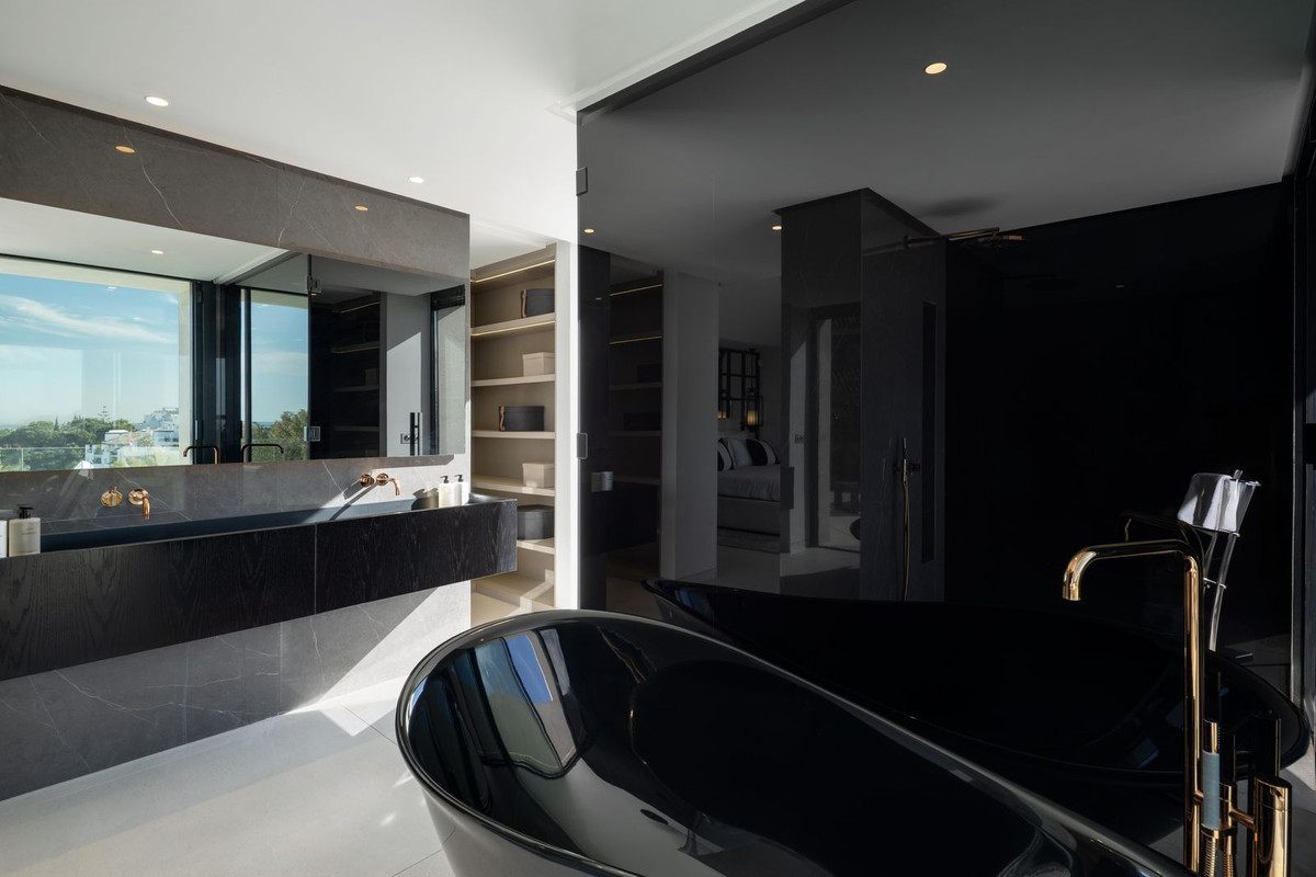 Exclusiva Villa de Lujo con Vistas al Mar en Benahavís, Descubra esta villa de lujo moderna en El Herrojo, Benahavís. Diseño Ames (2021), 5 dorm., 6 baños, piscina infinita y vistas al mar. ¡Su oasis en la Costa del