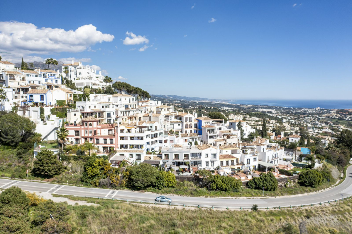 Exclusivo Adosado Renovado en Benahavís: Sol, Lujo y Vistas, Exclusivo adosado renovado en Benahavís, Costa del Sol. 5 dorm, 5 baños, piscina privada y jardín. Lujo cerca de golf y playa. ¡Tu oasis mediterráneo por 995.00
