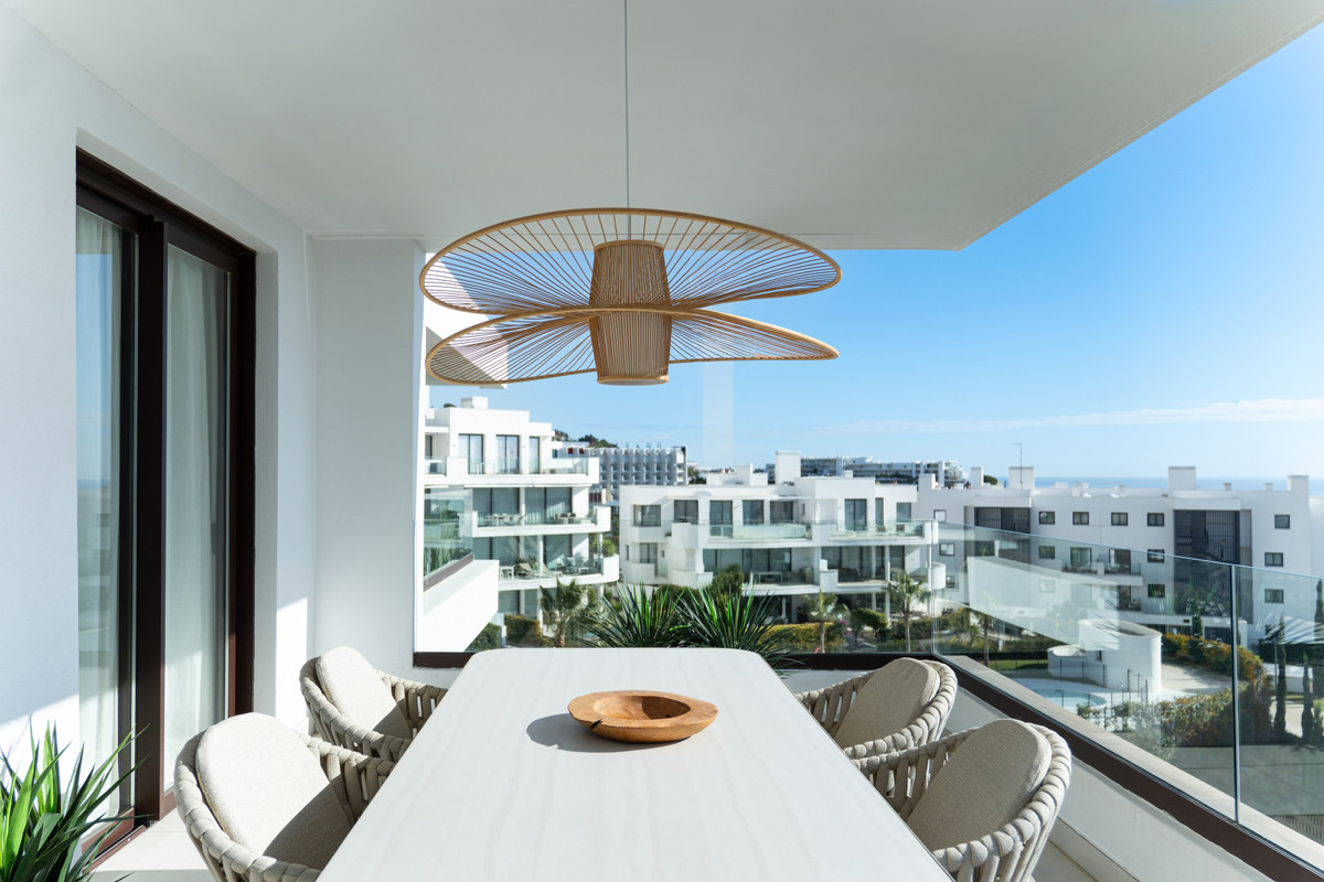 Fuengirola: Lujo Costero, Apartamento Exclusivo con Vistas al Mar, Descubre un exclusivo apartamento de obra nueva en Fuengirola, Costa del Sol. 2 hab., 2 baños, vistas al mar, terrazas y aerotermia. Lujo sostenible cerca de la