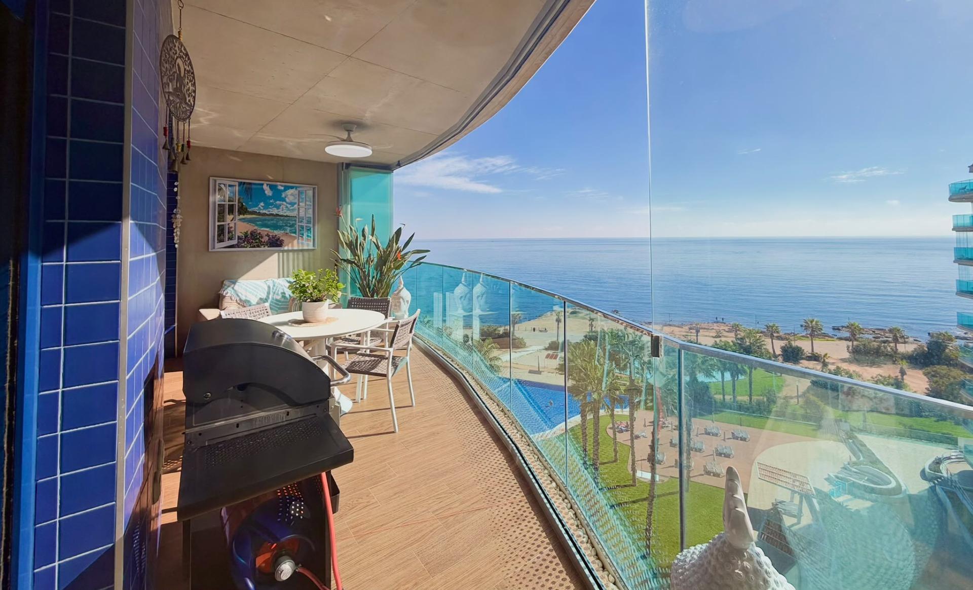 Vistas al Mar: Apartamento de Ensueño en Punta Prima, Torrevieja, Apartamento de lujo en Punta Prima, Torrevieja. Vistas frontales al mar, 2 hab, 2 baños. Disfruta la Costa Blanca con piscina, pádel y club social. ¡Tu vida med